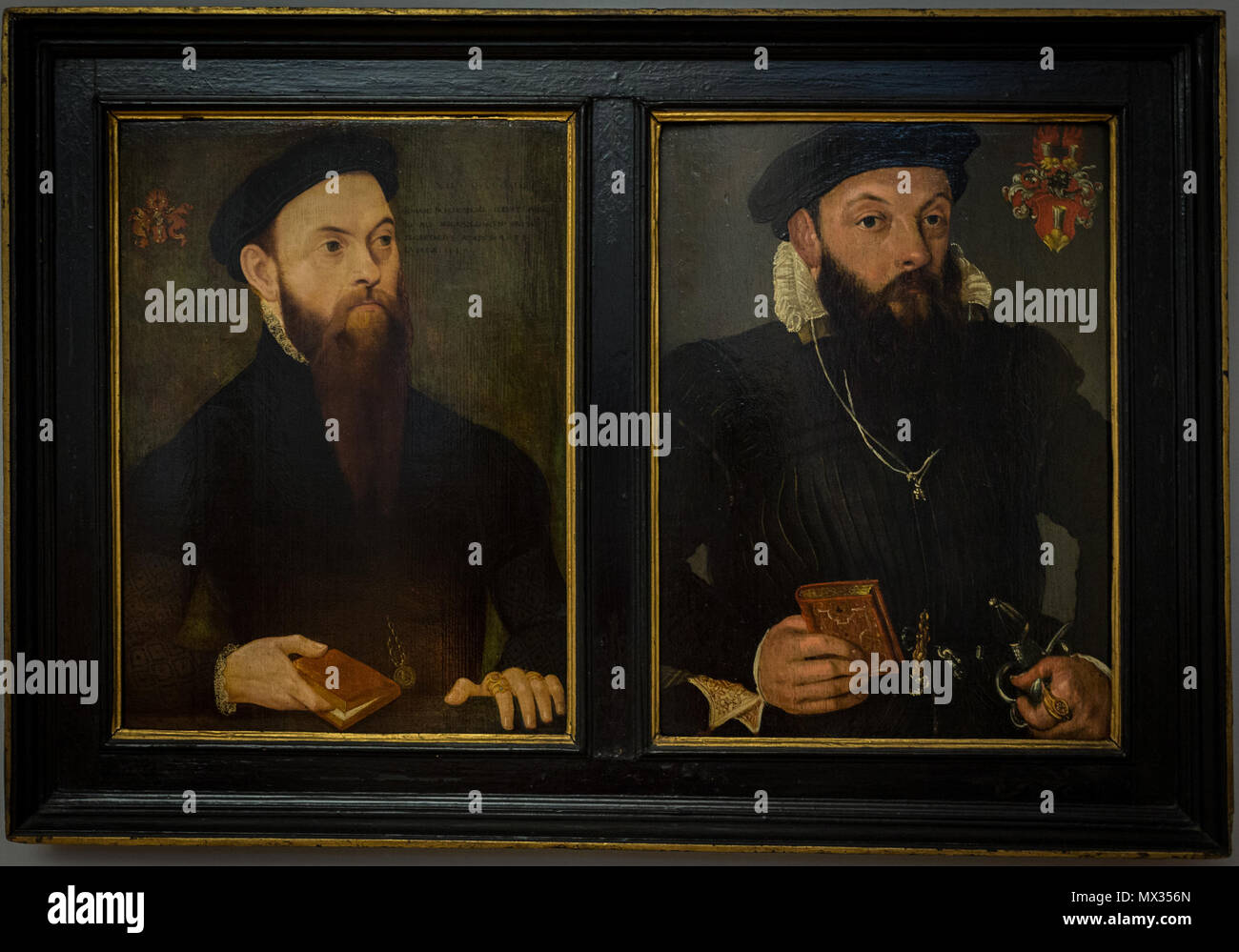 . Français : Jean Schenckbecher. Deux portraits à l'huile sur bois réunis dans un cadre oblong. Celui de gauche a été peint en 1557 à Lübeck, selon l'inscription : IOHAN(nes) SCHENCKBECHER, ILLUST(ris) PRINC(ipis) IO(annis) ALB(erti) MEGAPOLENSIUM DUCIS SECRETARIUS AETAT(is) SUAE 28 LUBECAE 1557'. Il porte la devise 'VELIS QVOD POSSIS', avec les armoiries. Celui de droite, anonyme, représente le même personnage à un âge plus avancé. Une copie ancienne agrandie de ce portrait se trouve dans la salle Capiton. Collections du Chapitre de Saint-Thomas à Strasbourg (salle du Chapitre) . 27 May 2014, Stock Photo