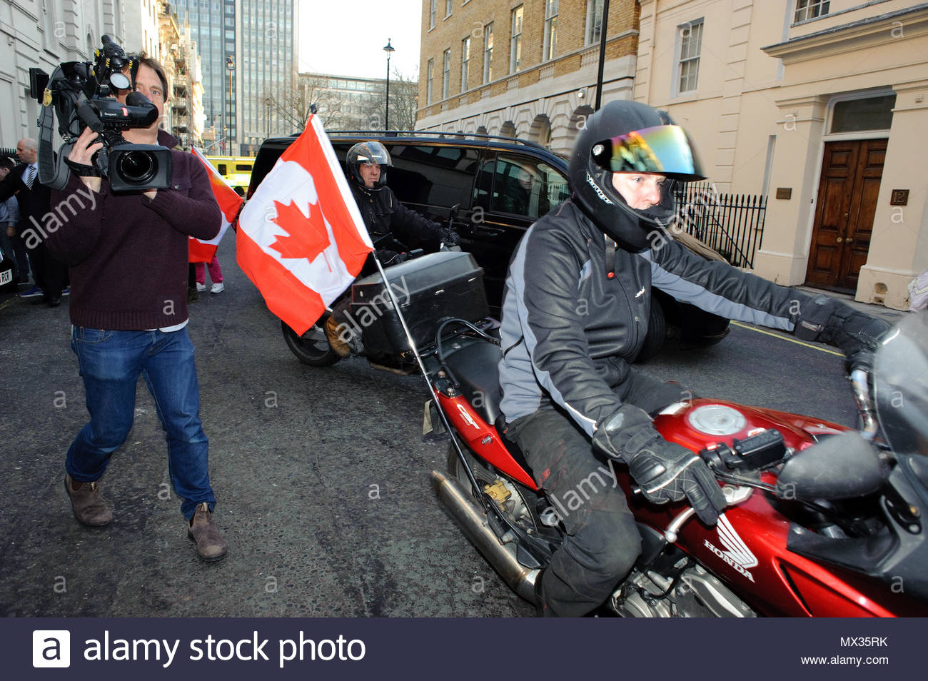 justin bieber s motorcade justin bieber left his central london