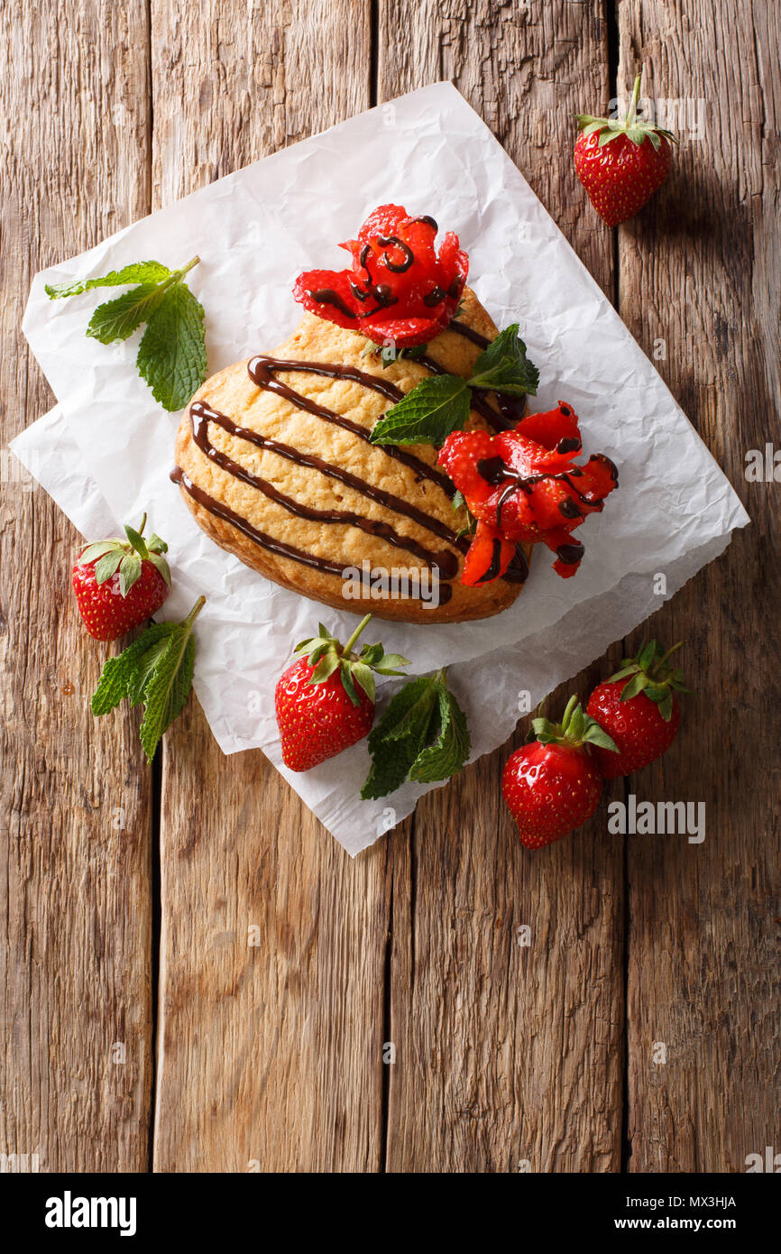 Leaf shape cake hi-res stock photography and images - Alamy