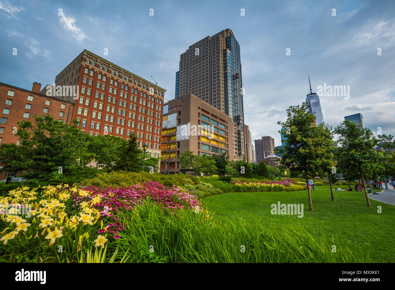 Flowers in Hudson River Park and buildings in Tribeca, in Manhattan, New York City Stock Photo