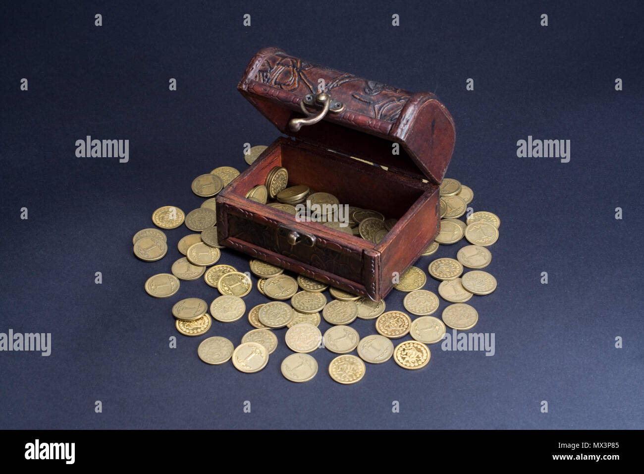 Treasure chest gold coins hi-res stock photography and images - Alamy