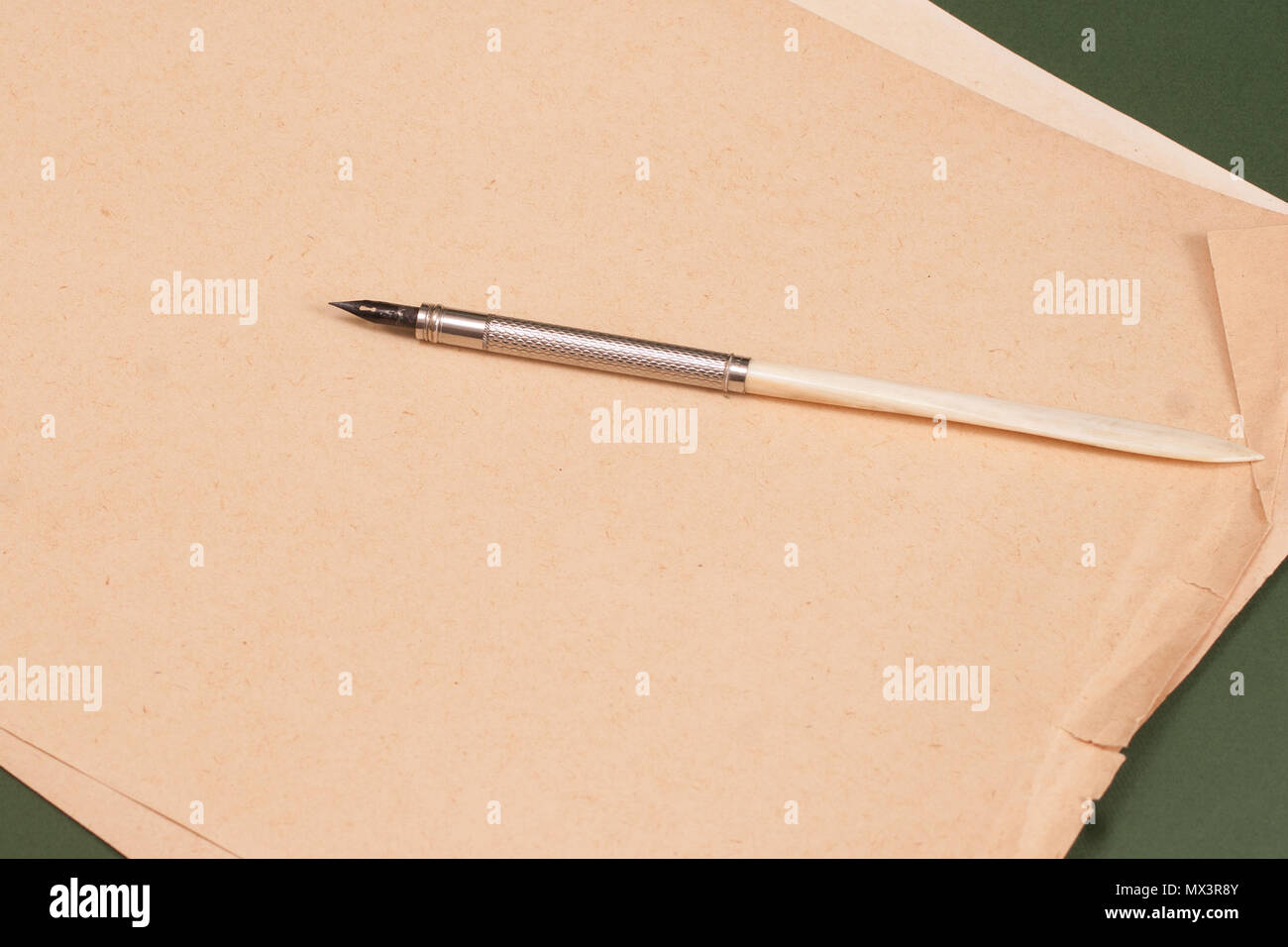 retro ink pen on blank paper Stock Photo - Alamy