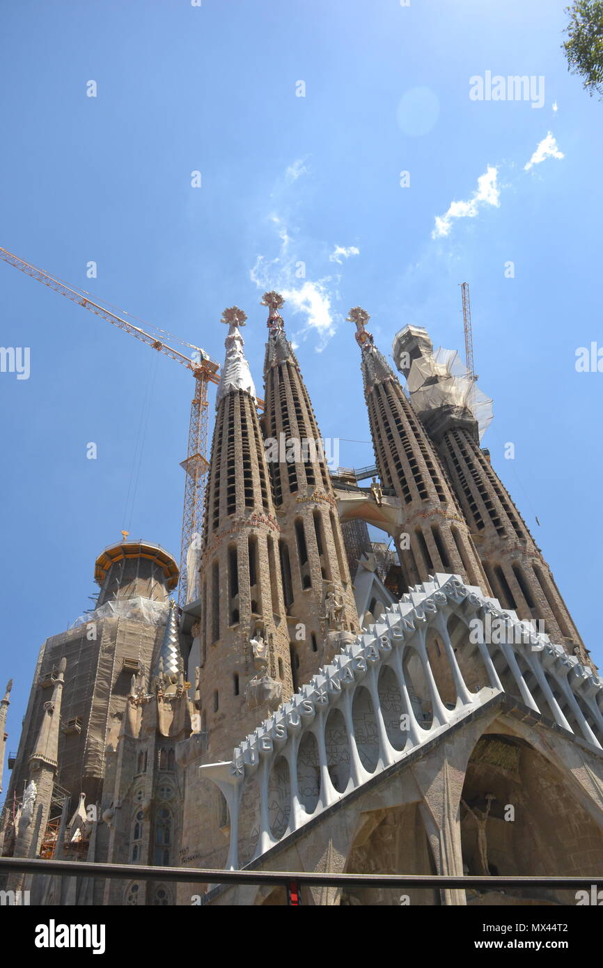Vista de la Fachada de la Pasión de la Basílica de la Sagrada Familia en Barcelona Stock Photo