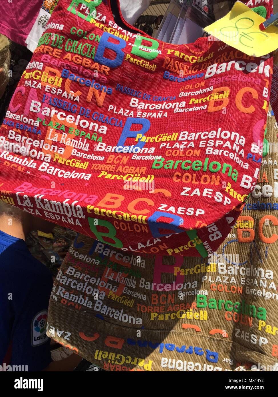 Bolso Souvenir de la ciudad de Barcelona Stock Photo