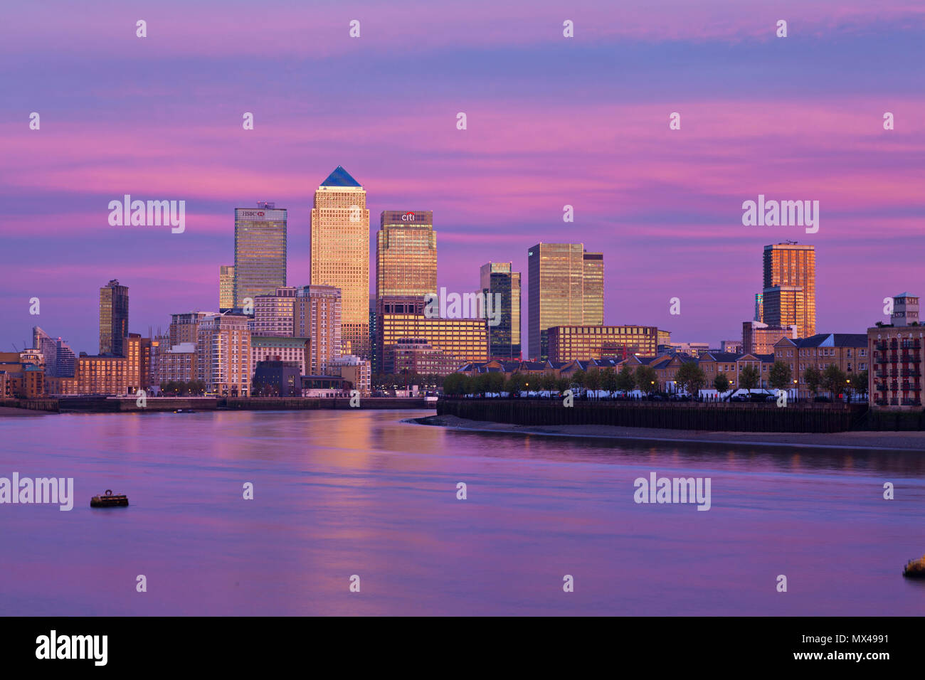 Canary wharf water sunset hi-res stock photography and images - Alamy