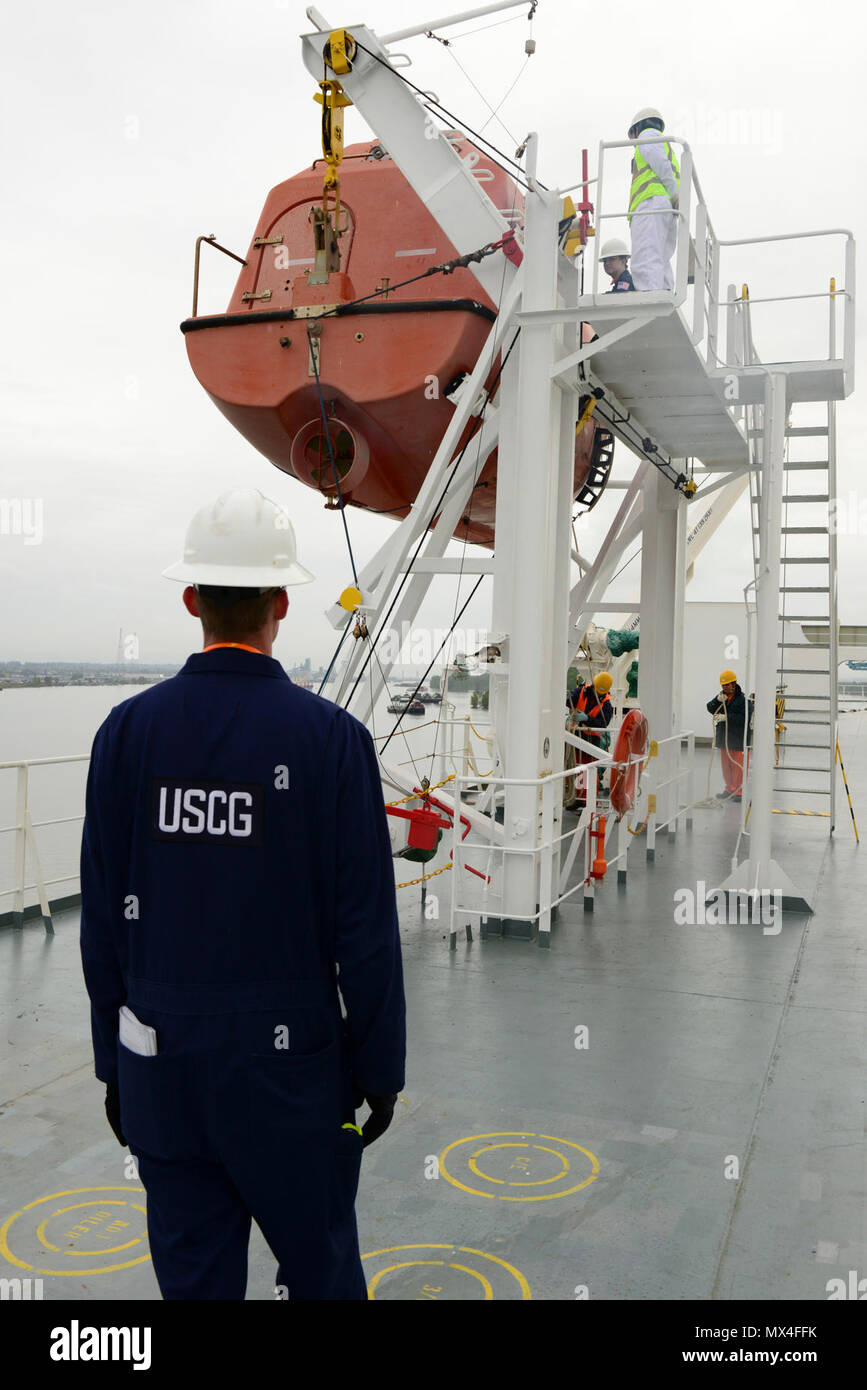 Deploy lifeboats hires stock photography and images Alamy