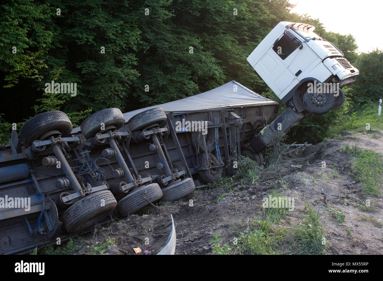 Accidente de camion con 2 vehiculos