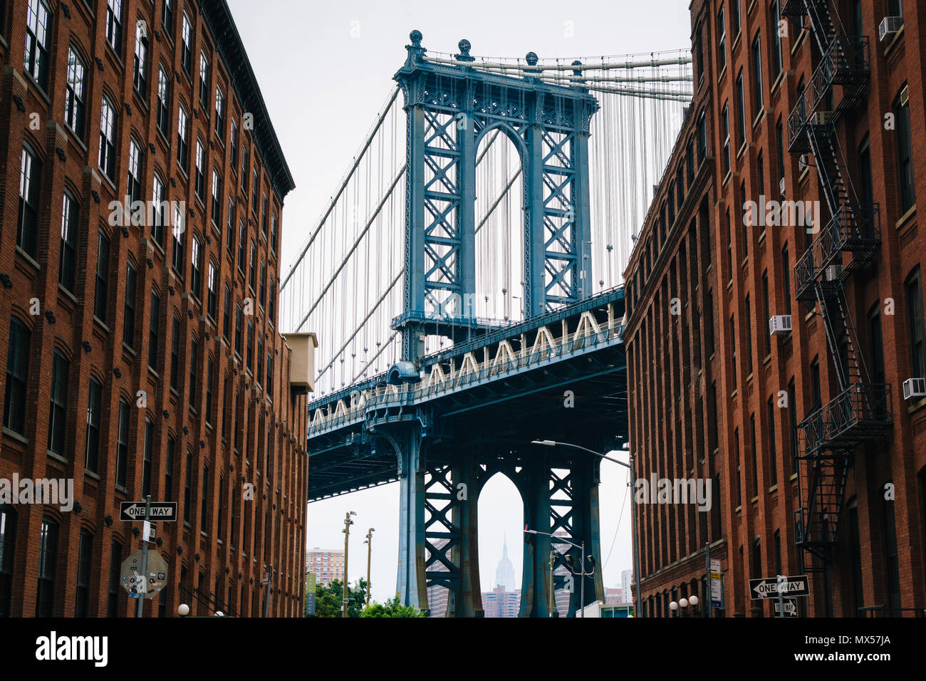 Washington Street and the Manhattan Bridge, in DUMBO, Brooklyn, New York City. Stock Photo