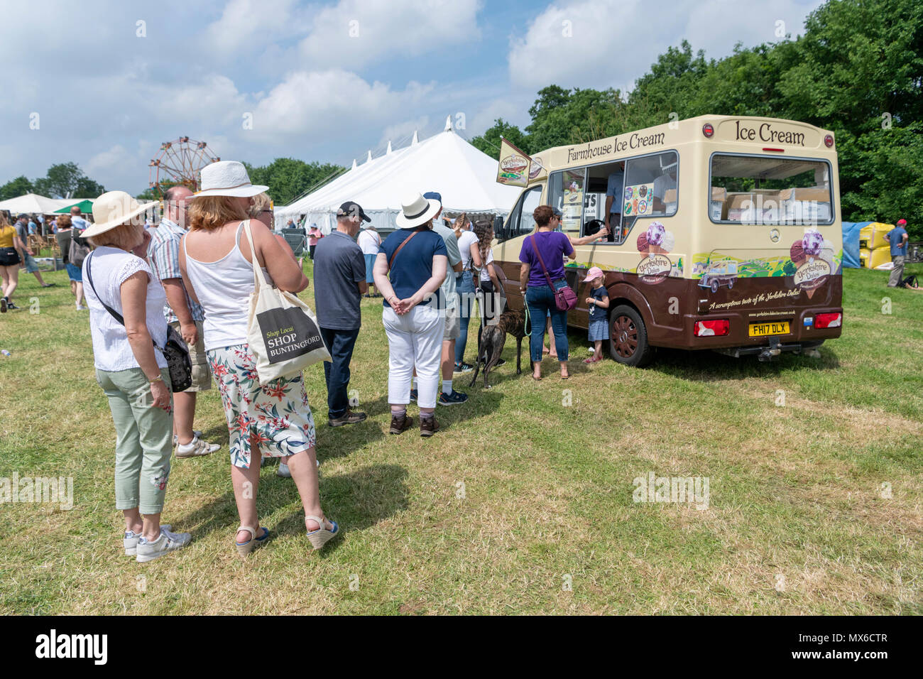 Wimpole, Cambridgeshire 3rd June 2018.  People queue for lemonade as hundreds of people flocked to the Cambridgeshire County Show and enjoyed glorious sunshine and heat in the summer weather.  Temperatures rose to around 25 degrees centigrade and the sun shone. Credit Julian Eales/Alamy Live News Stock Photo