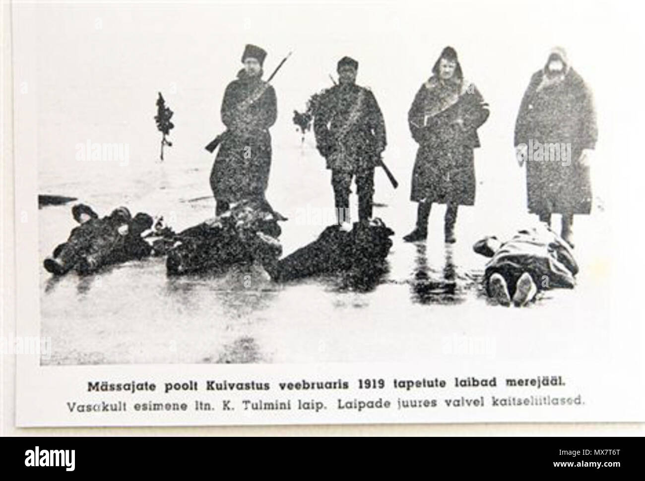 . English: Dead Estonian soldiers killed by rebels in Muhu, February 16 1919 during the first days of Saarenmaa rebellion. Bodies guarded by Kaitseliit paramilitary soldiers. 25 January 2012. Unknown 197 Estonian soldiers killed by rebels in Saarenmaa Stock Photo