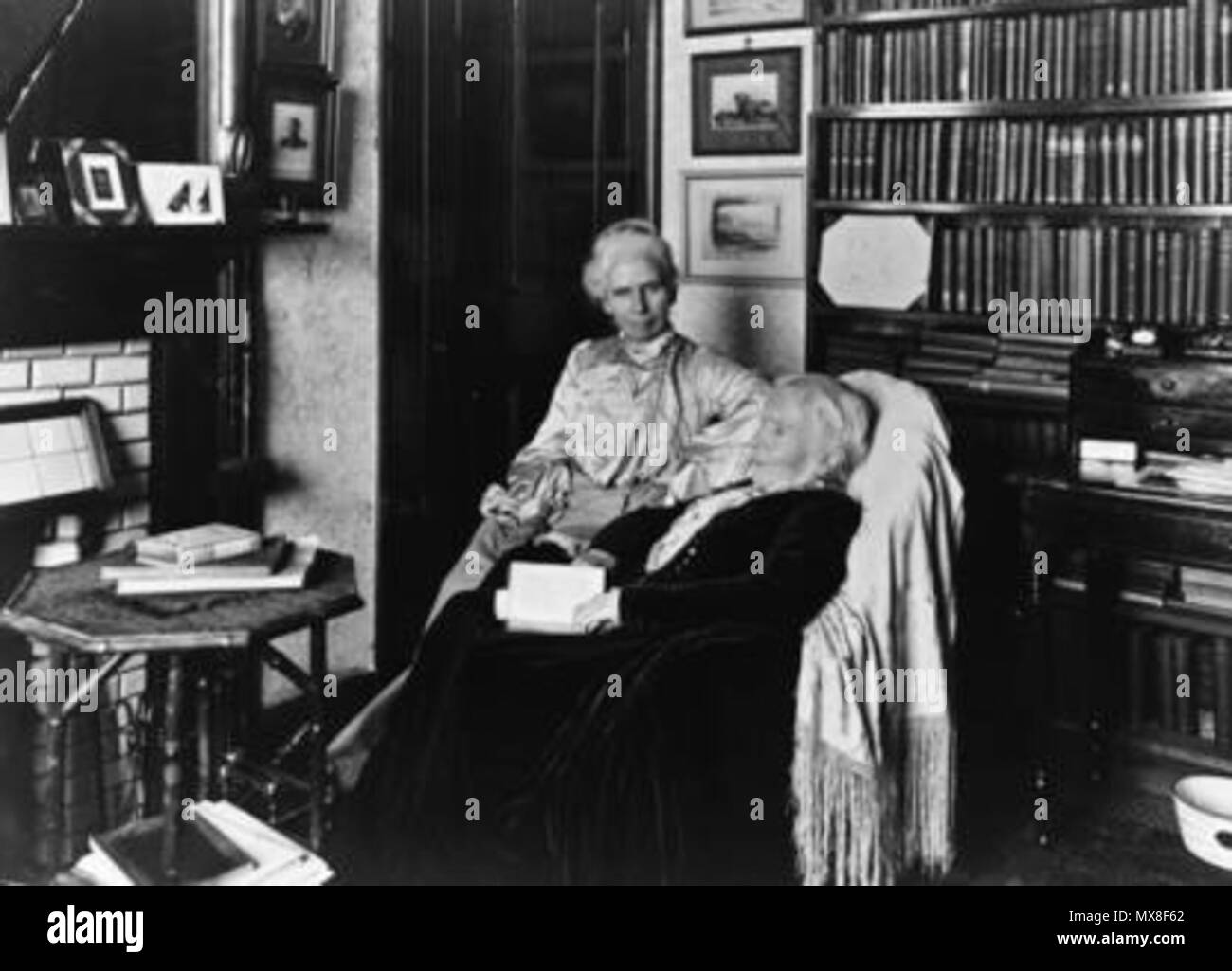 . English: Elizabeth Blackwell and her daughter Katharine 'Kitty' Barry Blackwell at home in the study . circa 1905 184 Elizabeth Blackwell and her daughter Stock Photo