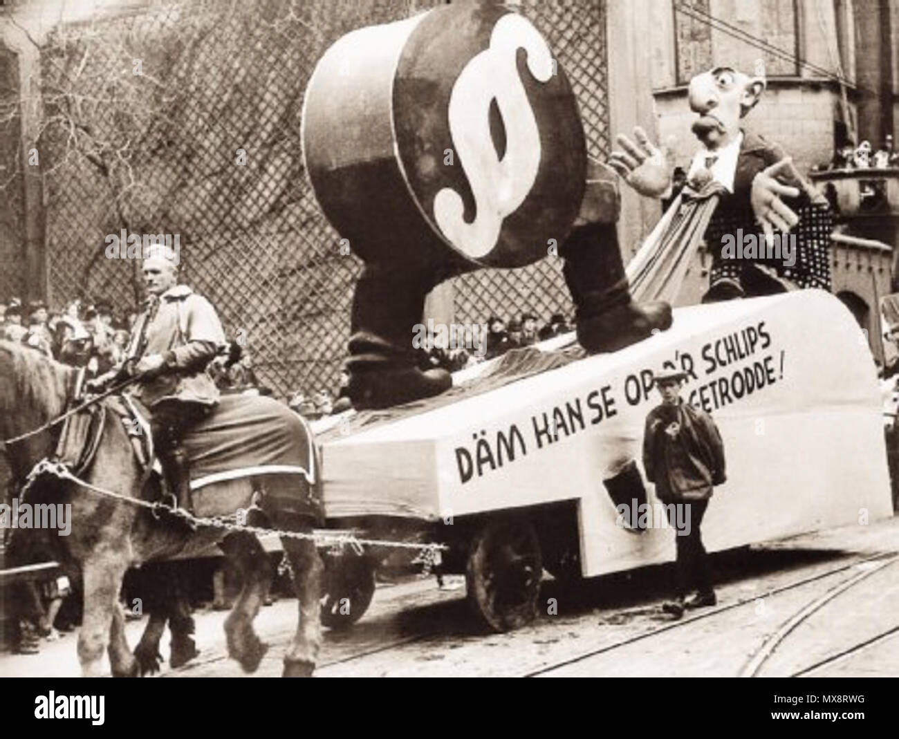 . Deutsch: Aufnahme eines Persiflage Wagens aus dem jahr 1936 . 1936. Abdruck einer historischen Aufnahme aus dem Jahr 1936 201 Express karneval ns Stock Photo