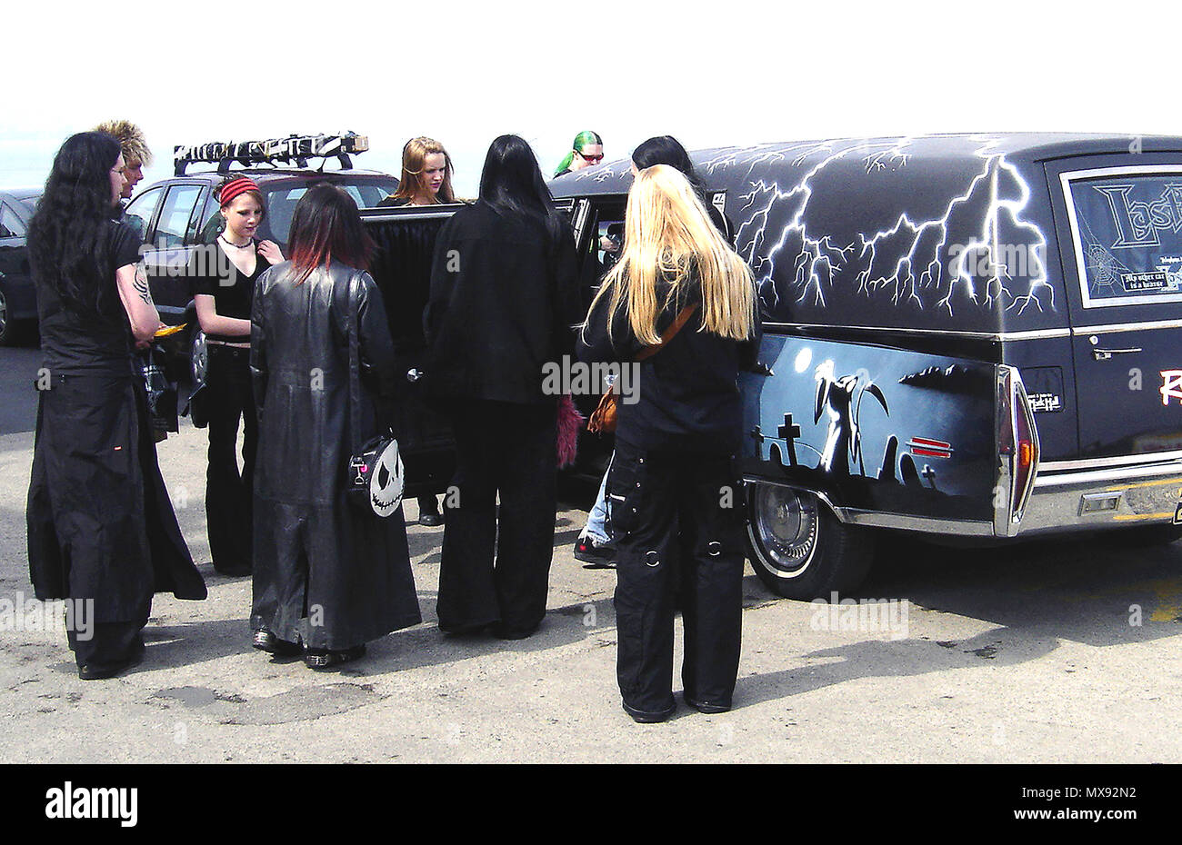 GOTHIC GATHERING YOUNG GOTHS at the annual Whitby, Yorkshire UK Goth Festival Stock Photo