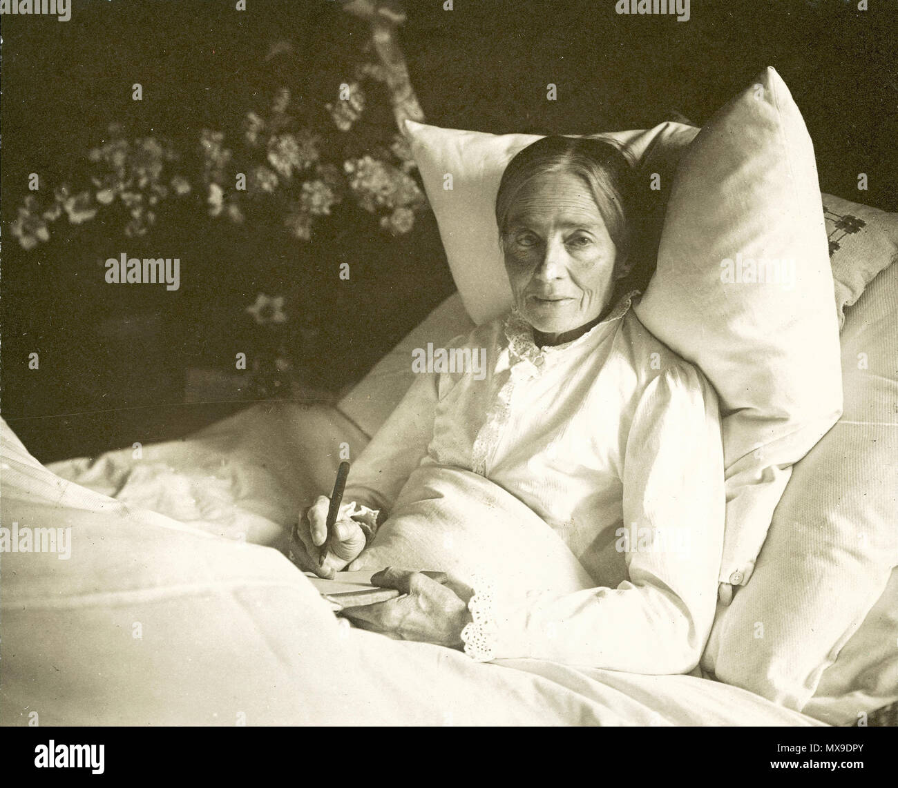 Während ihrer langdauernden Krankheit an Lungentuberkulose wurde sie von Helene liebevoll gepflegt 399 Marie Heim-Vögtlin 1915 Stock Photo