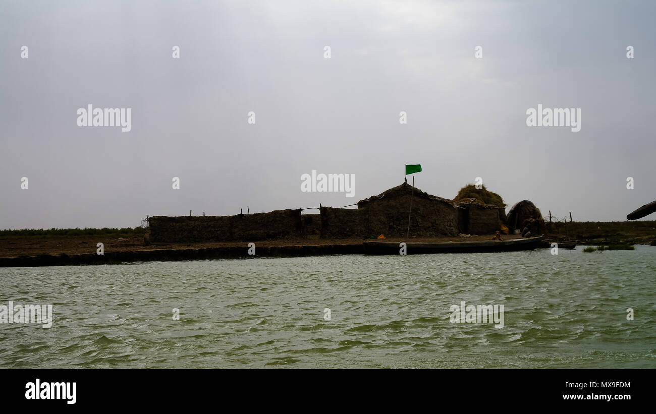 Mosque and Mudhif, the traditional house of Marsh arabs aka madan in Iraq Stock Photo