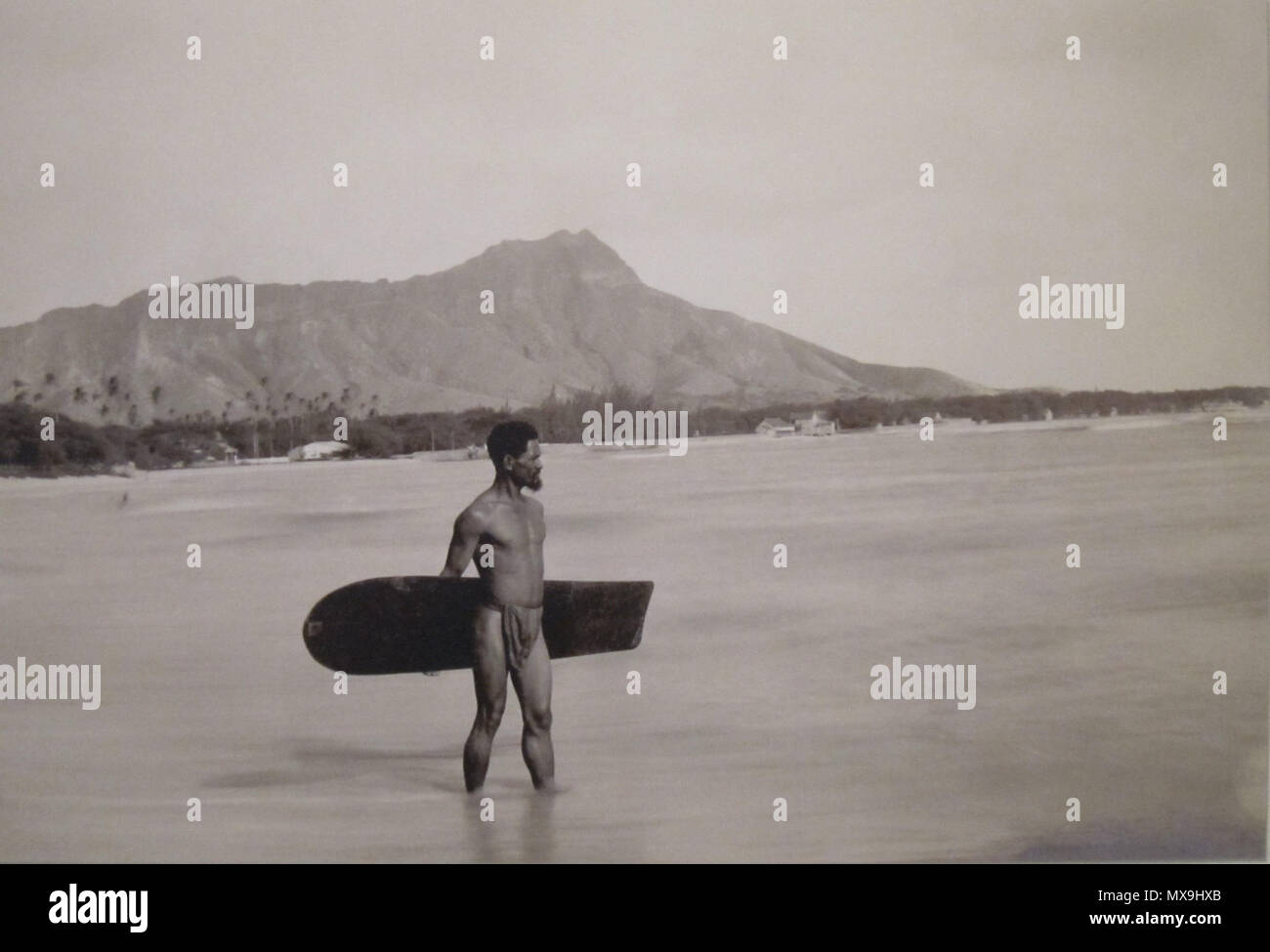 . English: Anonymous photograph of a Hawaiian with surfboard and Diamond Head in the background, c. 1890, Bishop Museum (Hawaii) . circa 1890. Anonymous 268 Hawaiian with surfboard and Diamond Head in the background Stock Photo