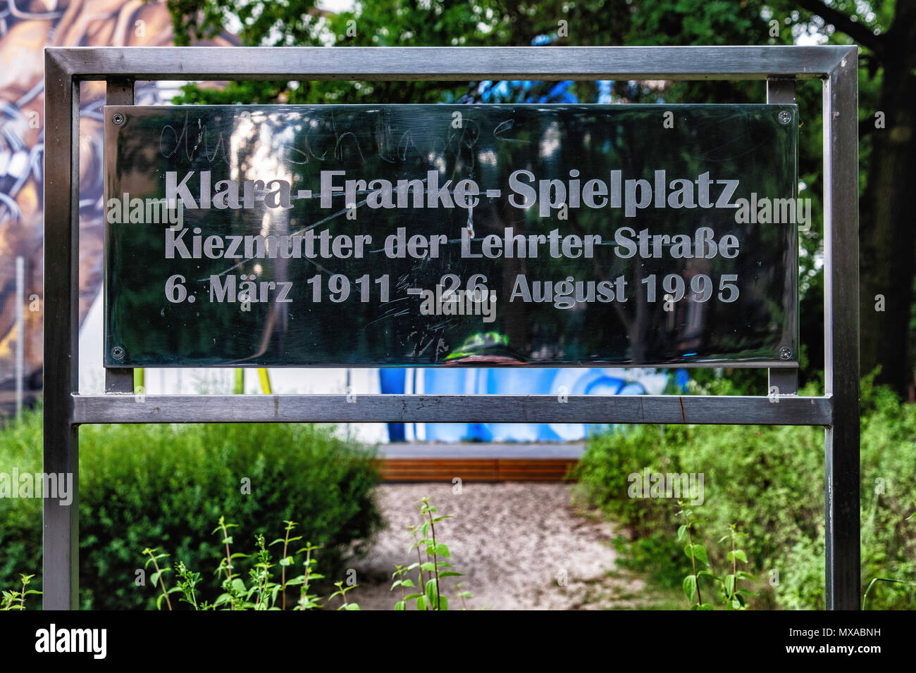 Berlin-Moabit. Lehrterstasse 30, Klara Franke Spielplatz. Memorrial plaque in playground honours woman who made it possible Stock Photo