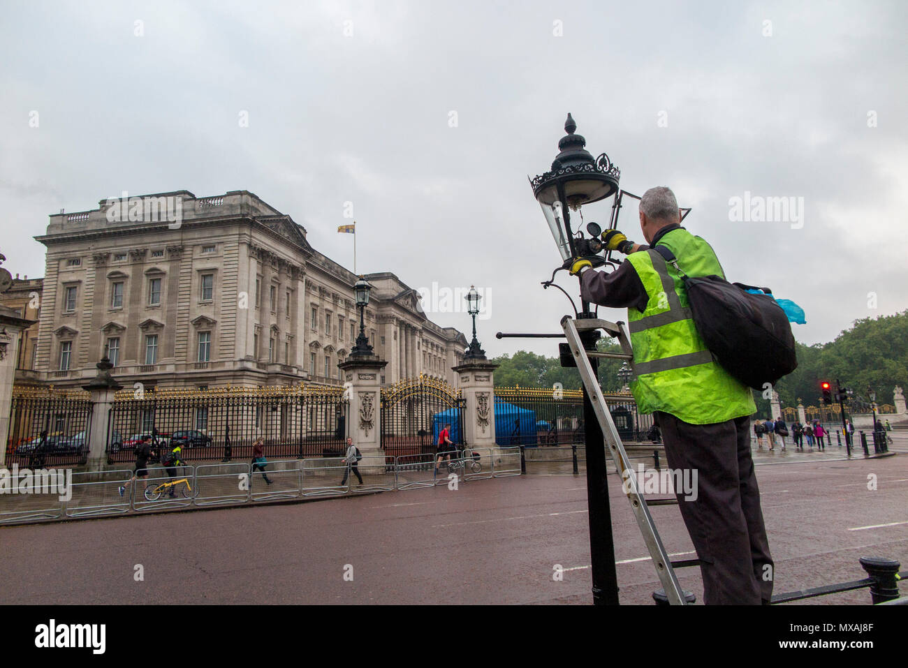 London street light gas lighters turning off the street lights outside