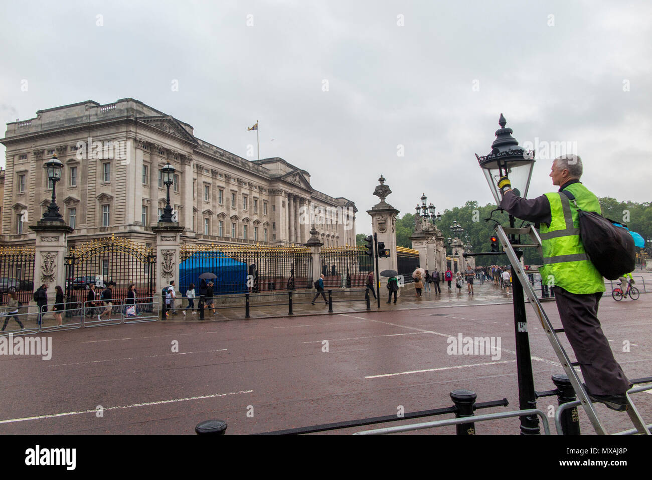 London street light gas lighters turning off the street lights outside