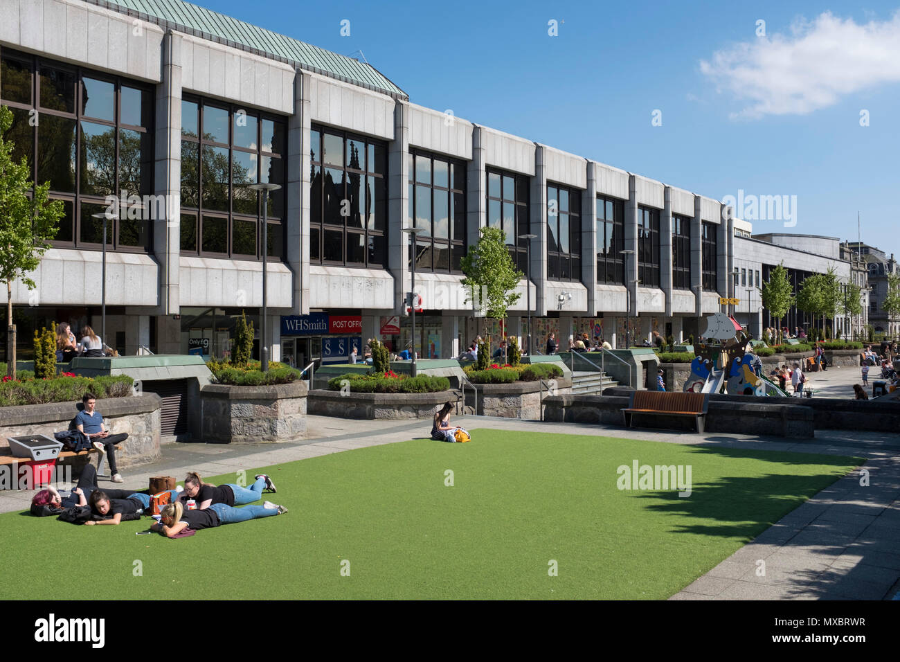 dh Roof Gardens outdoors ST NICHOLAS CENTRE ABERDEEN Scotland People relaxing city shopping centre roof top garden public space Stock Photo