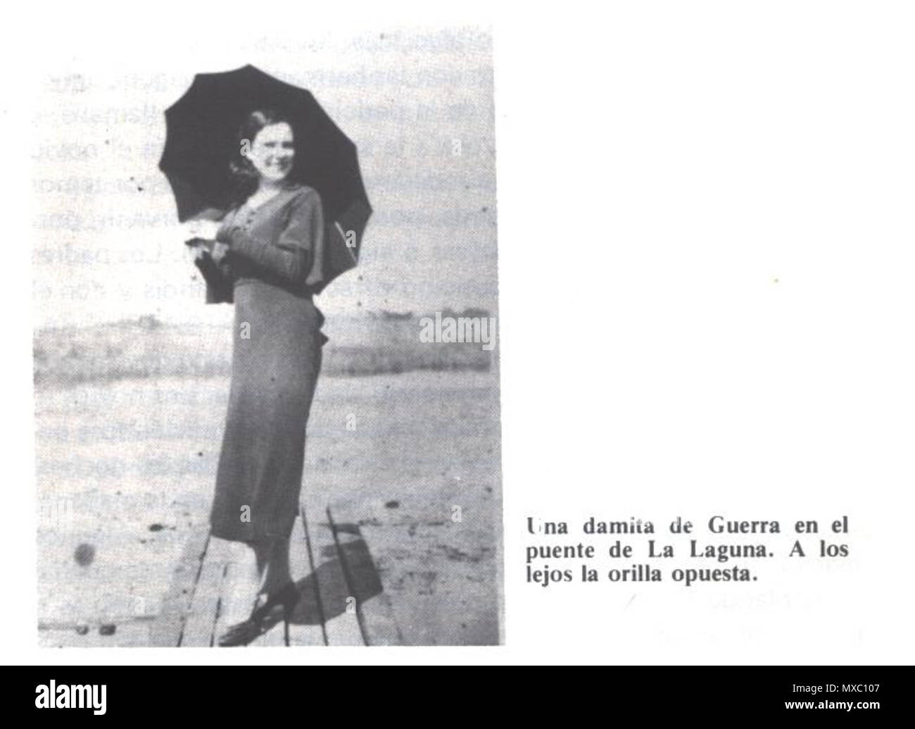 . Español: Una joven del pueblo en el muelle de la laguna (sin fecha) . 28 May 2014, 13:13:21. Lulio Blanchard 354 La dama del lago Stock Photo