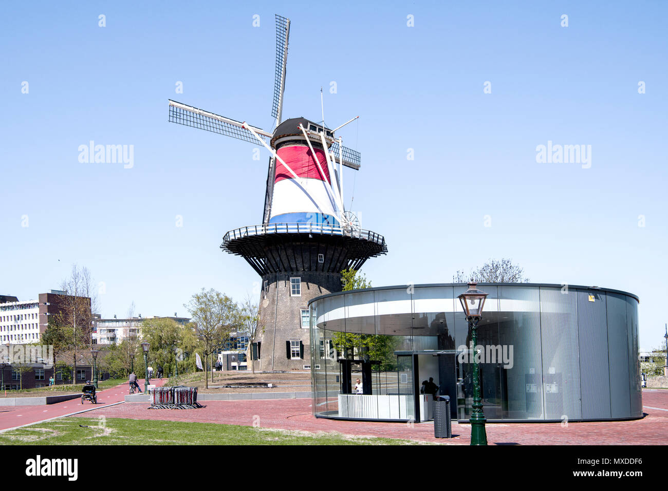 Leiden (South Holland, Netherlands): Windmill and covered car park; Leiden (Südholland, Niederlande): Windmühle und Parkhaus Stock Photo