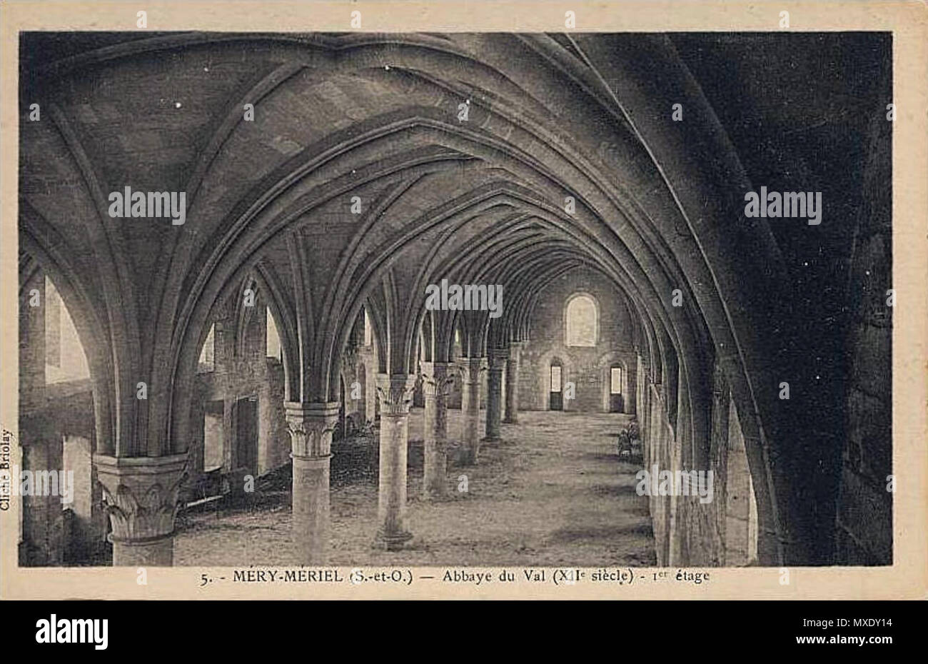 . Français : Abbaye Notre-Dame du Val, le dortoir des moines, Mériel (Val-d'Oise), France. circa 1900. Unknown 413 Meriel - Abbaye du Val - 1er etage Stock Photo