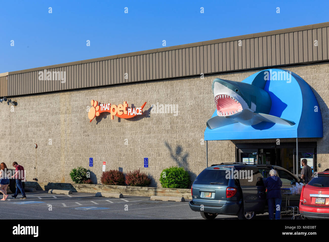 Lancaster, PA, USA - May 25, 2018: That Fish Place is a large retail and  Internet location, selling fish and pet supplies from its 88,000 square  feet Stock Photo - Alamy