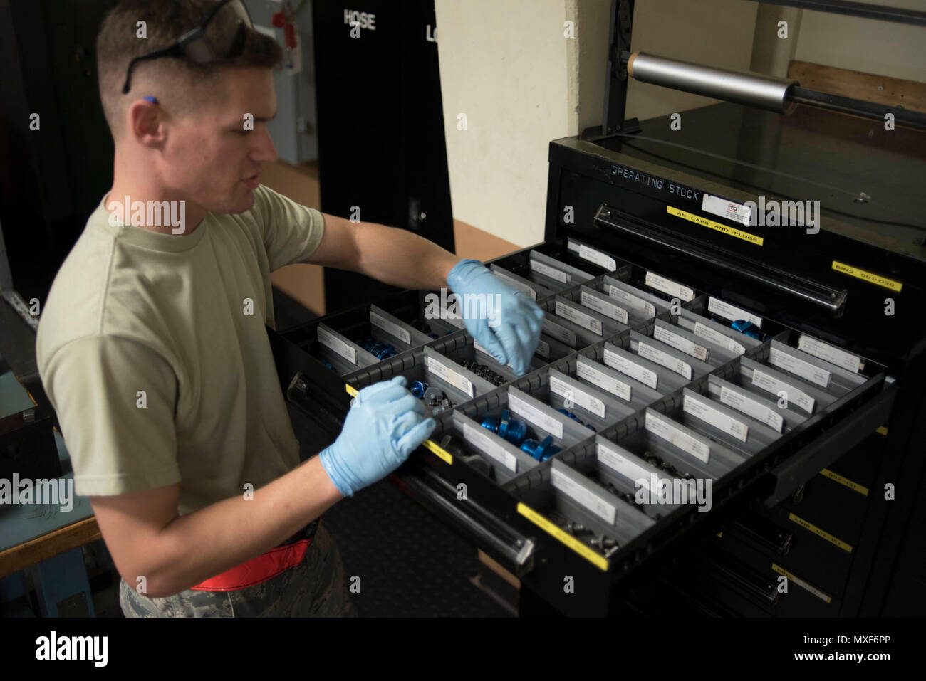 18th component maintenance squadron hydraulics hi-res stock photography ...
