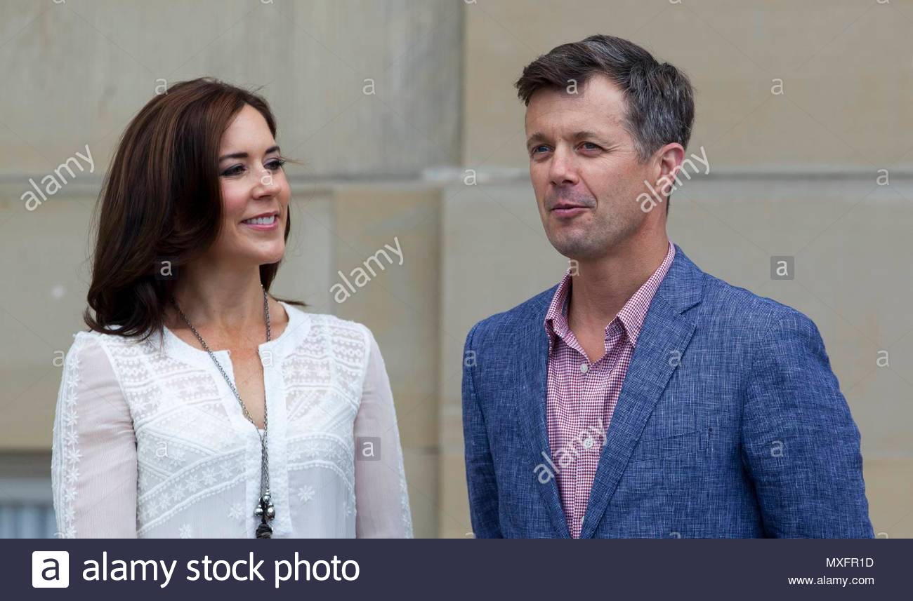 crown-prince-frederik-and-crown-princess-mary-princess-isabellas-first-day-at-school-crown-prince-frederik-and-crown-princess-mary-taking-daugther-princess-isabella-to-her-first-day-at-school-in-copenhagen-on-august-13-2013-code-03960dm-photo-dan-mariegaardall-over-press-denmark-MXFR1D.jpg