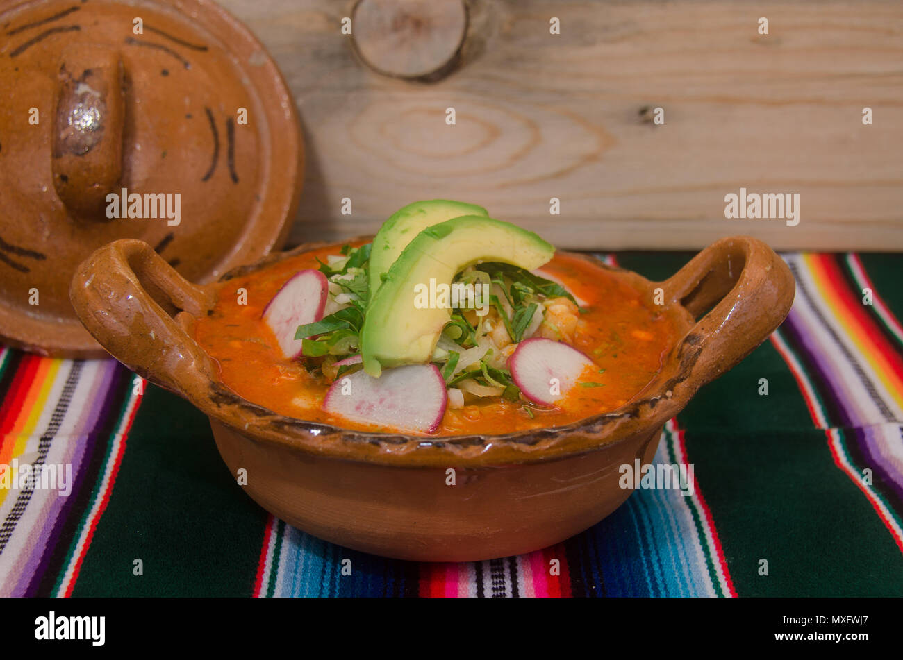 https://c8.alamy.com/comp/MXFWJ7/typical-mexican-antojito-served-in-a-clay-dish-MXFWJ7.jpg