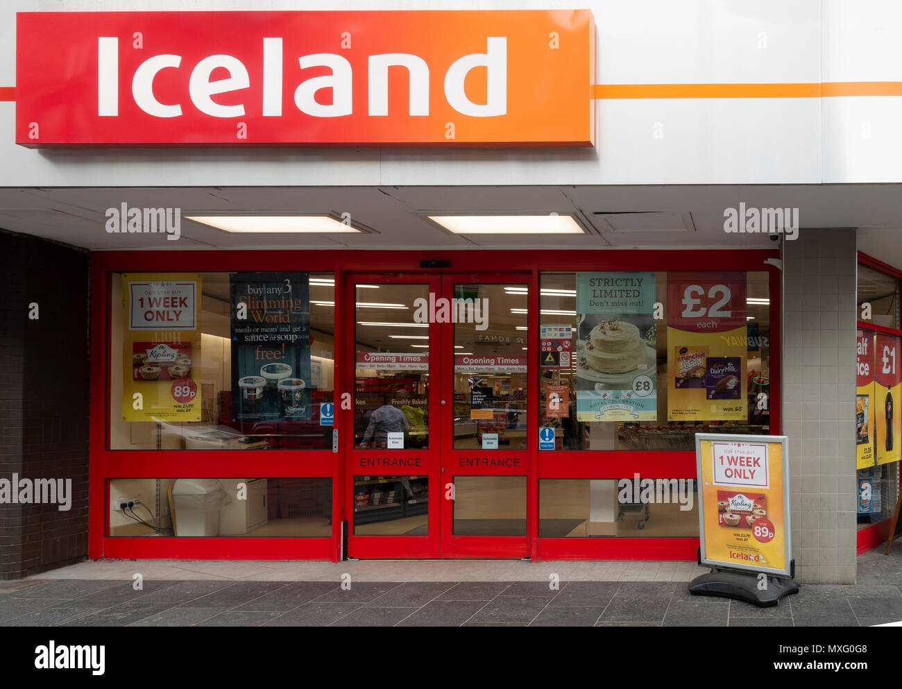 Frontage and main entrance to the Iceland supermarket branch in Byres Road, Hillhead, in the West End of Glasgow, Scotland. Stock Photo