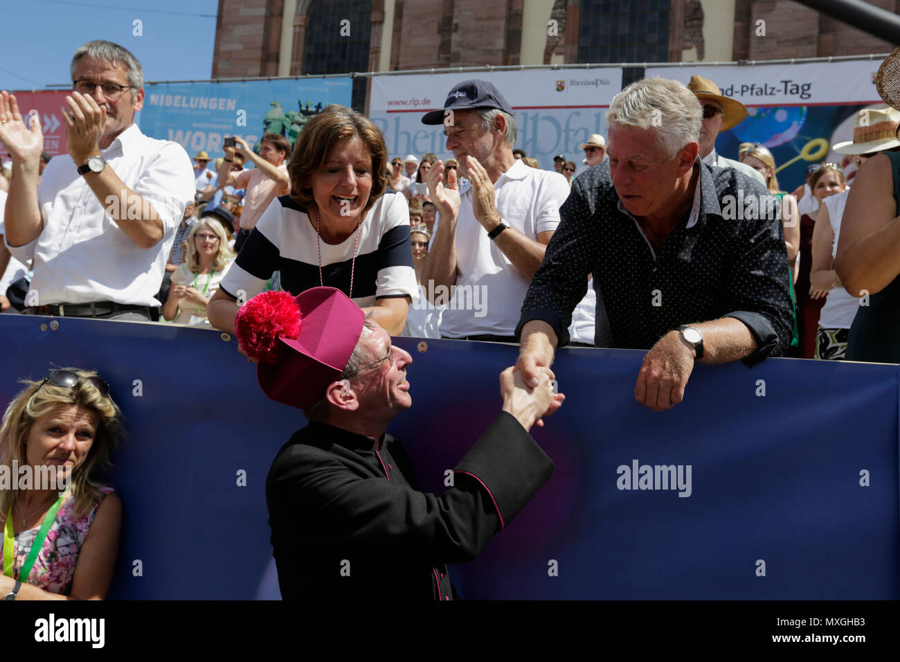 Worms, Germany. 3rd June 2018. The Lord Mayor of Worms Michael Kissel, shakes hands with the provost of the Worms Cathedral, Tobias Schafer. The third day of the Rheinland-Pfalz-Tag 2018 saw a large parade, that had floats and groups from all over Rhineland-Palatinate.  Around 300.000 visitors are expected in the 34. Credit: Michael Debets/Alamy Live News Stock Photo