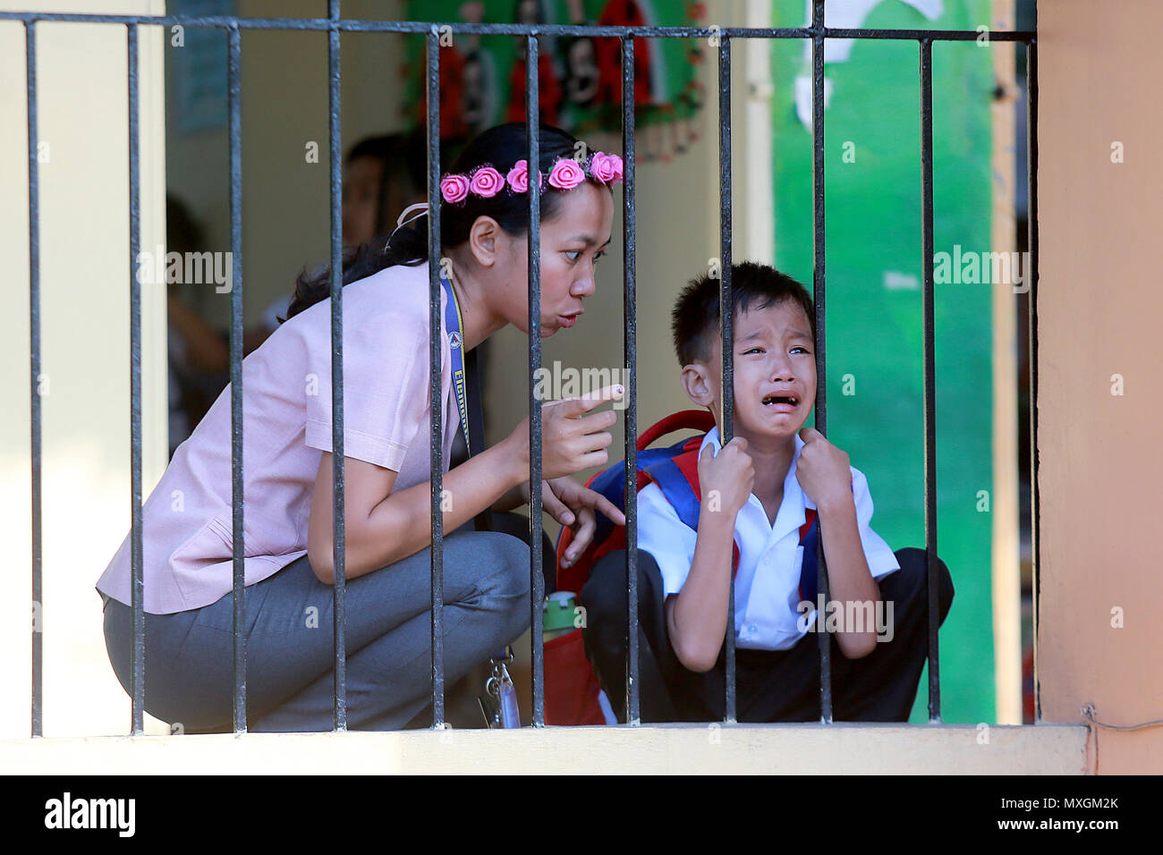 Quezon City, Philippines. 4th June, 2018. A kid cries during the first day of school at the President Corazon C. Aquino Elementary School in Quezon City, the Philippines, June 4, 2018. Credit: Rouelle Umali/Xinhua/Alamy Live News Stock Photo