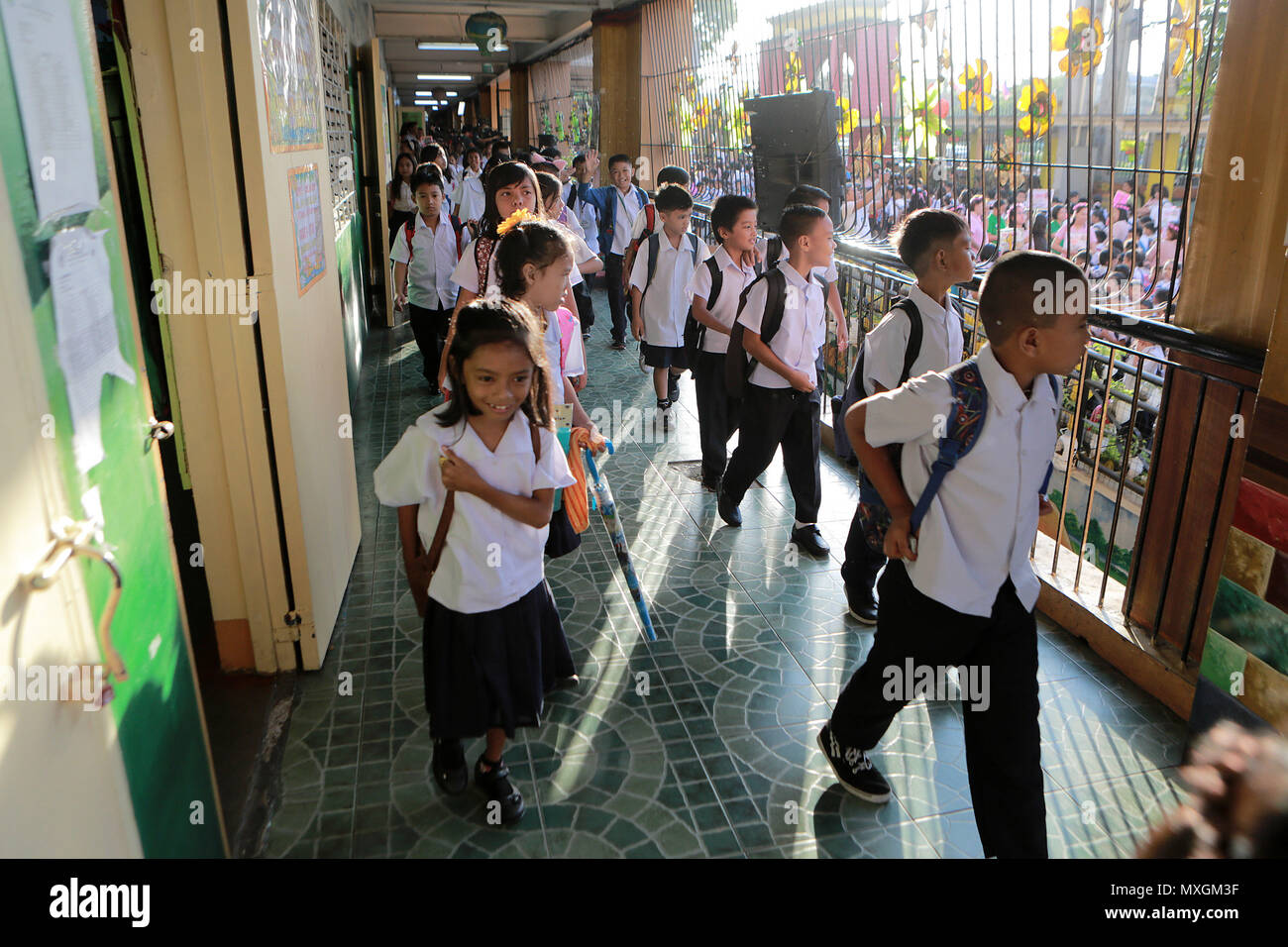 Quezon City, Philippines. 4th June, 2018. Students line up as they walk to their classrooms during the first day of school at the President Corazon C. Aquino Elementary School in Quezon City, the Philippines, June 4, 2018. Credit: Rouelle Umali/Xinhua/Alamy Live News Stock Photo