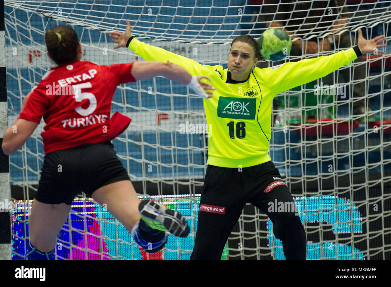 goalkeeper / goalkeeper Isabell ROCH (right), GER (GER) vs. Esra ERTAP (TUR), action, duels, handball Women's EURO Qualification, Group 6, Germany (GER) - Turkey (TUR) 40:17, on 02.06.2018 in Gummersbach / Germany. | usage worldwide Stock Photo