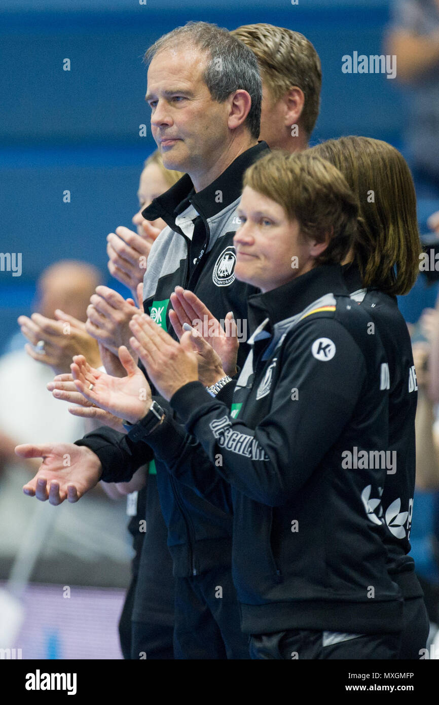 Henk GROENER (left, coach, GER), Angelika STEEGER-ADAMS (mi., Co-coach, GER), Heike HORSTMANN (co-coach, GER), half figure, half figure, portrait, applauding, applause, applauding, clapping into the hands (Hssnde), applause, clapping, handball European Championship Qualification of Women, Group 6, Germany (GER) - Turkey (TUR) 40:17, on 02.06.2018 in Gummersbach / Germany. | usage worldwide Stock Photo