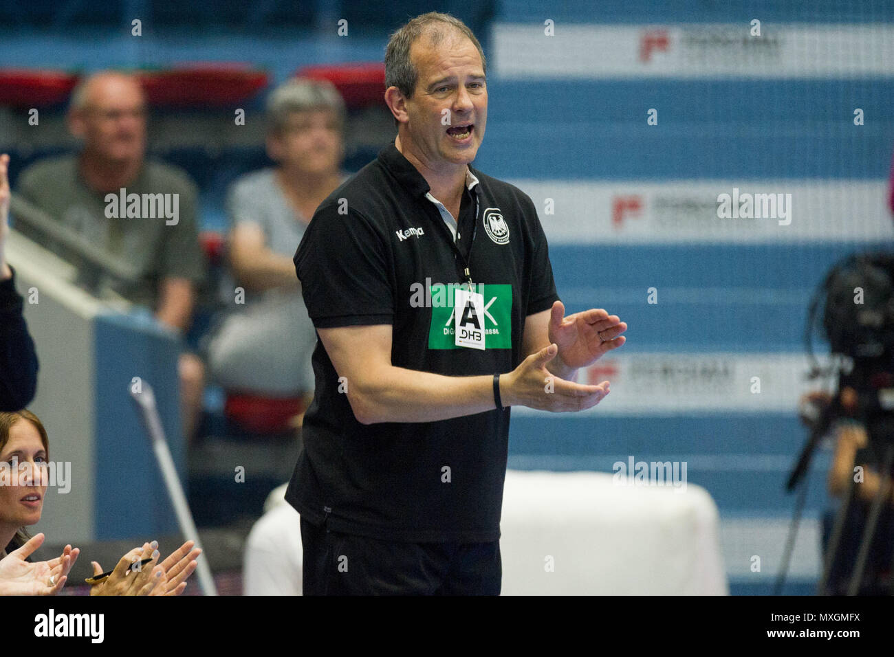 Henk GROENER (coach, GER) applauds, applause, applaud, claps his hands (Hssnde), applause, clap, jubilation, cheer, cheering, joy, cheers, celebrate, gesture, gesture, half figure, half figure, handball European Championship qualification Women, Group 6, Germany (GER) - Turkey (TUR) 40:17, on 02.06.2018 in Gummersbach / Germany. | usage worldwide Stock Photo