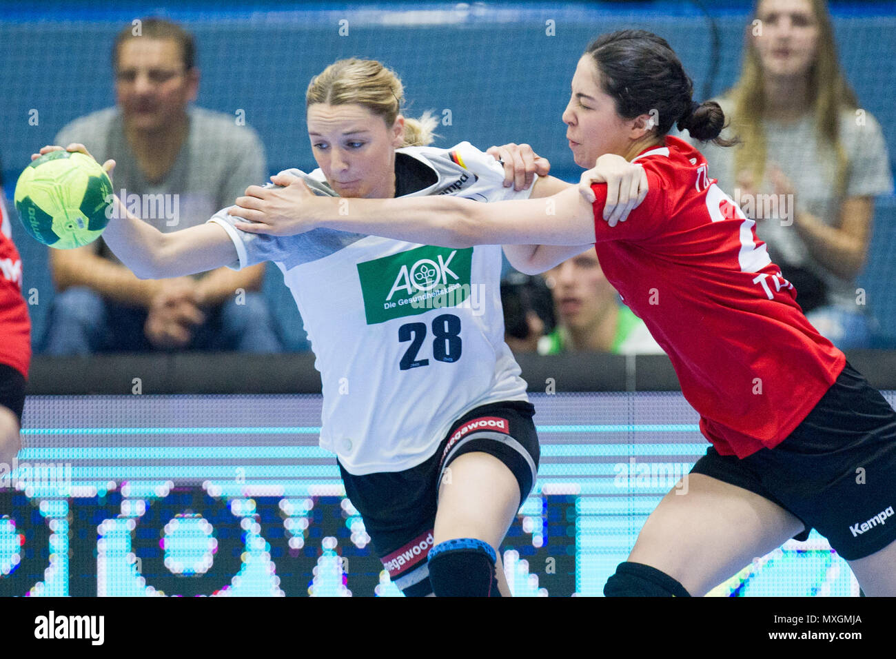 Gummersbach, Deutschland. 03rd June, 2018. Franziska MUELLER (left, Mssller, GER) versus Beyza Irem TUERKOGLU (Tssrkoglu, TUR), action, duels, handball Women's European Championship Qualification, Group 6, Germany (GER) - Turkey (TUR) 40:17, on 02.06. 2018 in Gummersbach/Germany. | usage worldwide Credit: dpa/Alamy Live News Stock Photo