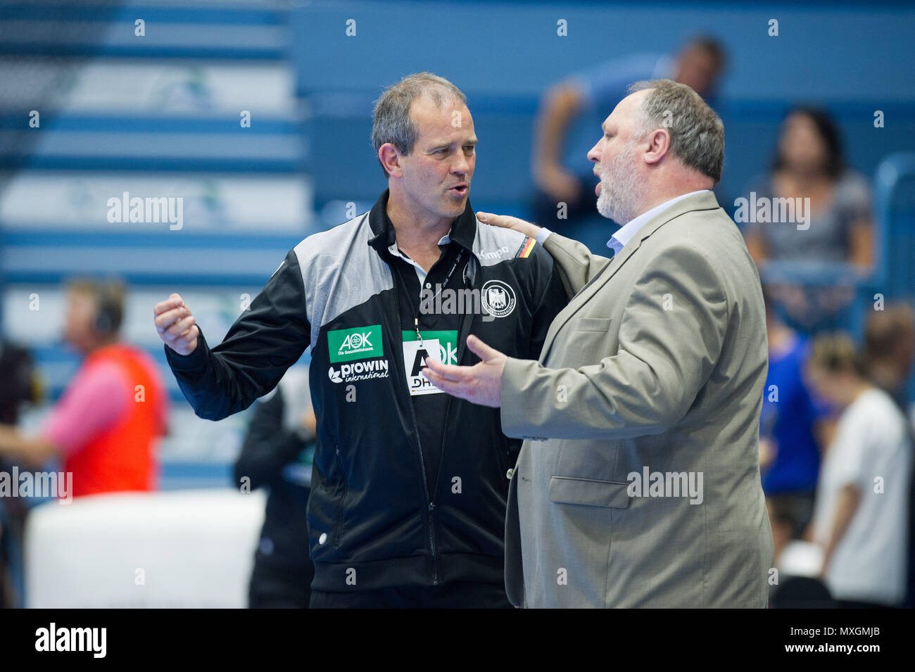 Gummersbach, Deutschland. 03rd June, 2018. Henk GROENER (left, coach, GER) talks to Andreas MICHELMANN (DHB-President), half figure, half figure, gesture, gesture, talking, discussing, discussing, Women's Handball European Championship Qualification, Group 6, Germany (GER) - Turkey (TUR) 40:17, on 02.06.2018 in Gummersbach/Germany. | usage worldwide Credit: dpa/Alamy Live News Stock Photo