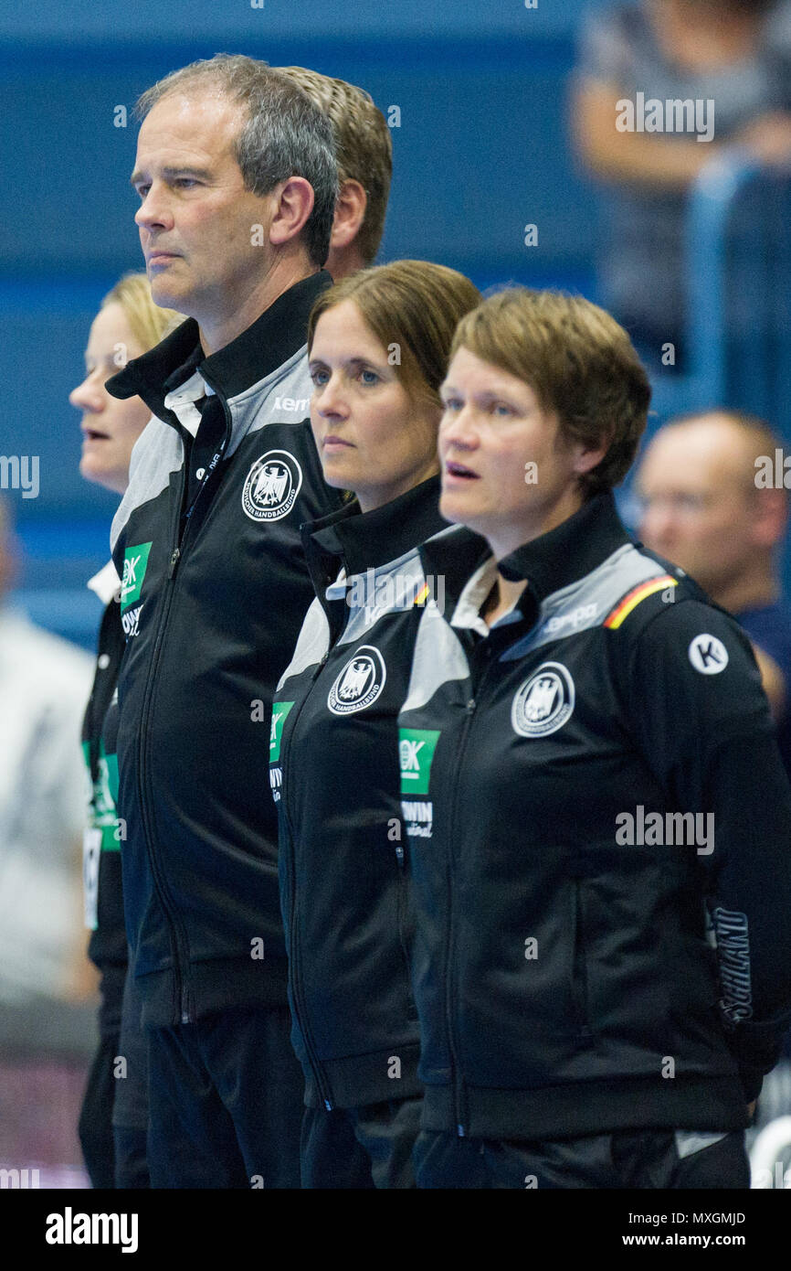 Gummersbach, Deutschland. 03rd June, 2018. Henk GROENER (left, coach, GER), Angelika STEEGER-ADAMS (mi., Co-coach, GER), Heike HORSTMANN (co-coach, GER), half figure, half figure, portrait, national anthem, handball European Championship qualification Women, Group 6, Germany (GER) - Turkey (TUR) 40:17, on 02.06.2018 in Gummersbach/Germany. | usage worldwide Credit: dpa/Alamy Live News Stock Photo