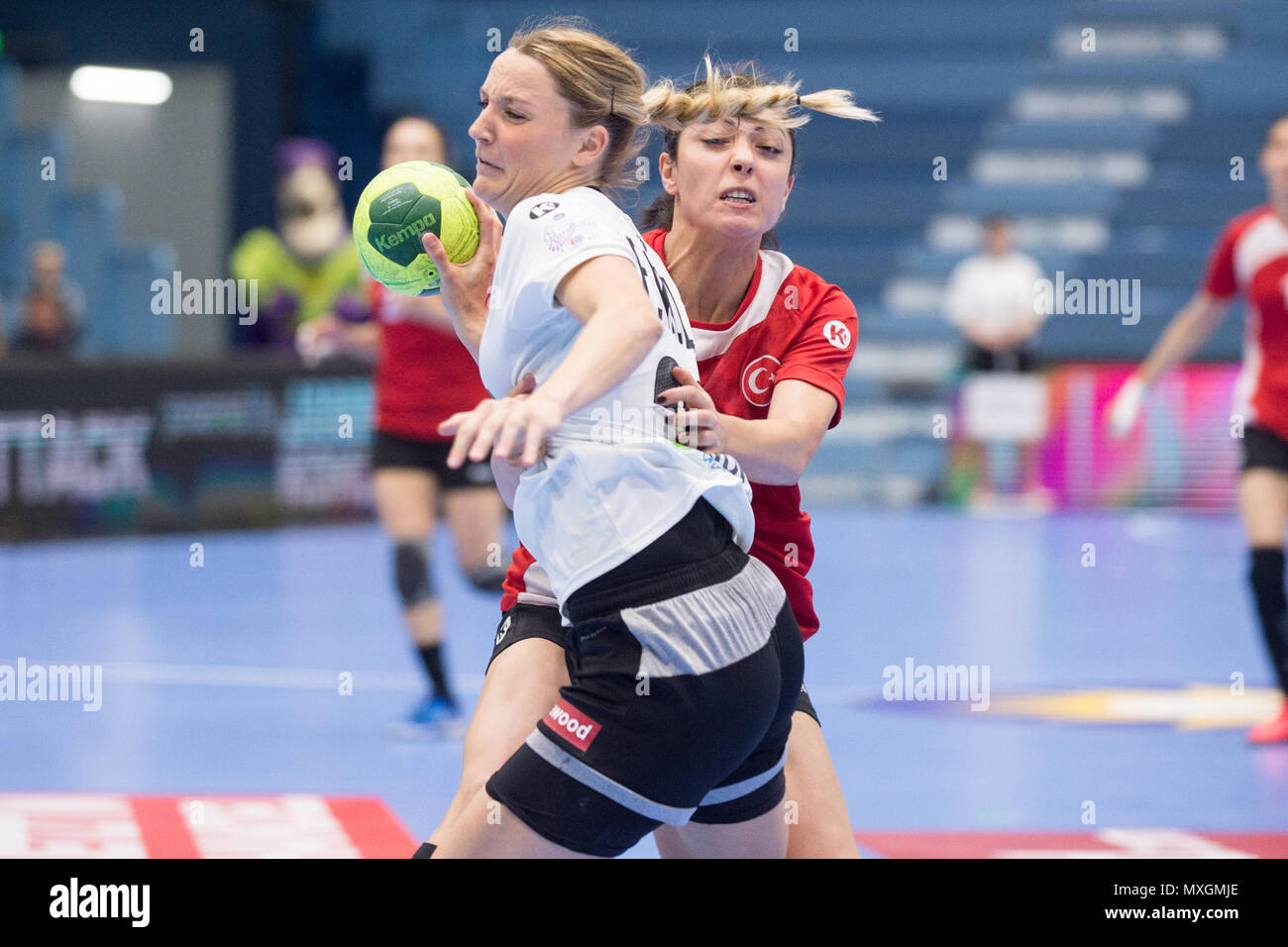 Gummersbach, Deutschland. 02nd June, 2018. Franziska MUELLER (left, Mssller, GER) versus Burcu DINDAR (TUR), action, duels, handball Women's European Championship Qualification, Group 6, Germany (GER) - Turkey (TUR) 40:17, on 02.06.2018 in Gummersbach/Germany. | usage worldwide Credit: dpa/Alamy Live News Stock Photo