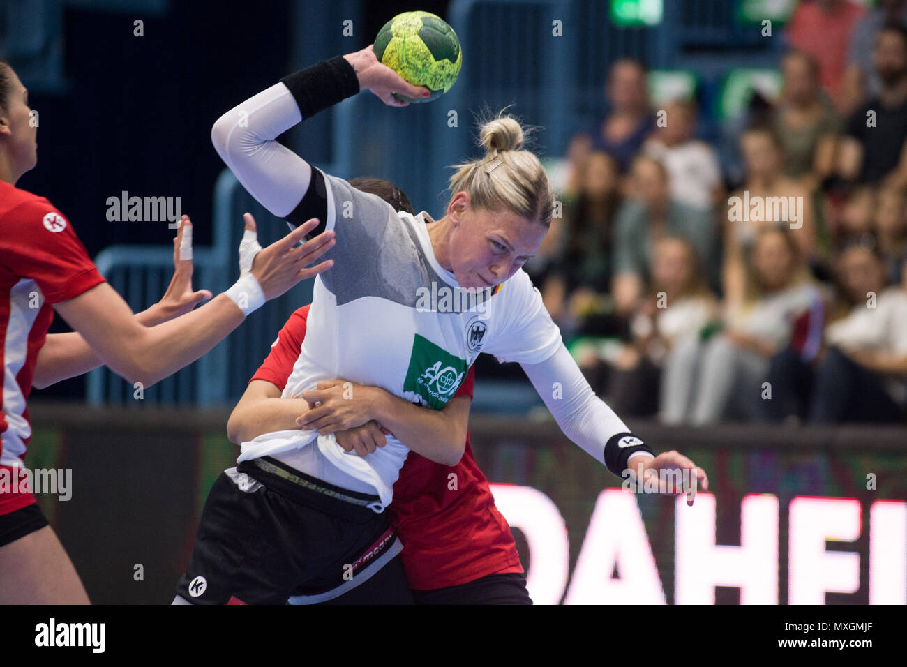 Gummersbach, Deutschland. 02nd June, 2018. Luisa SCHULZE (GER) is supervised by a Turkish player, Action, duels, Handball EC Women Qualification, Group 6, Germany (GER) - Turkey (TUR) 40:17, on 02.06.2018 in Gummersbach/Germany. | usage worldwide Credit: dpa/Alamy Live News Stock Photo