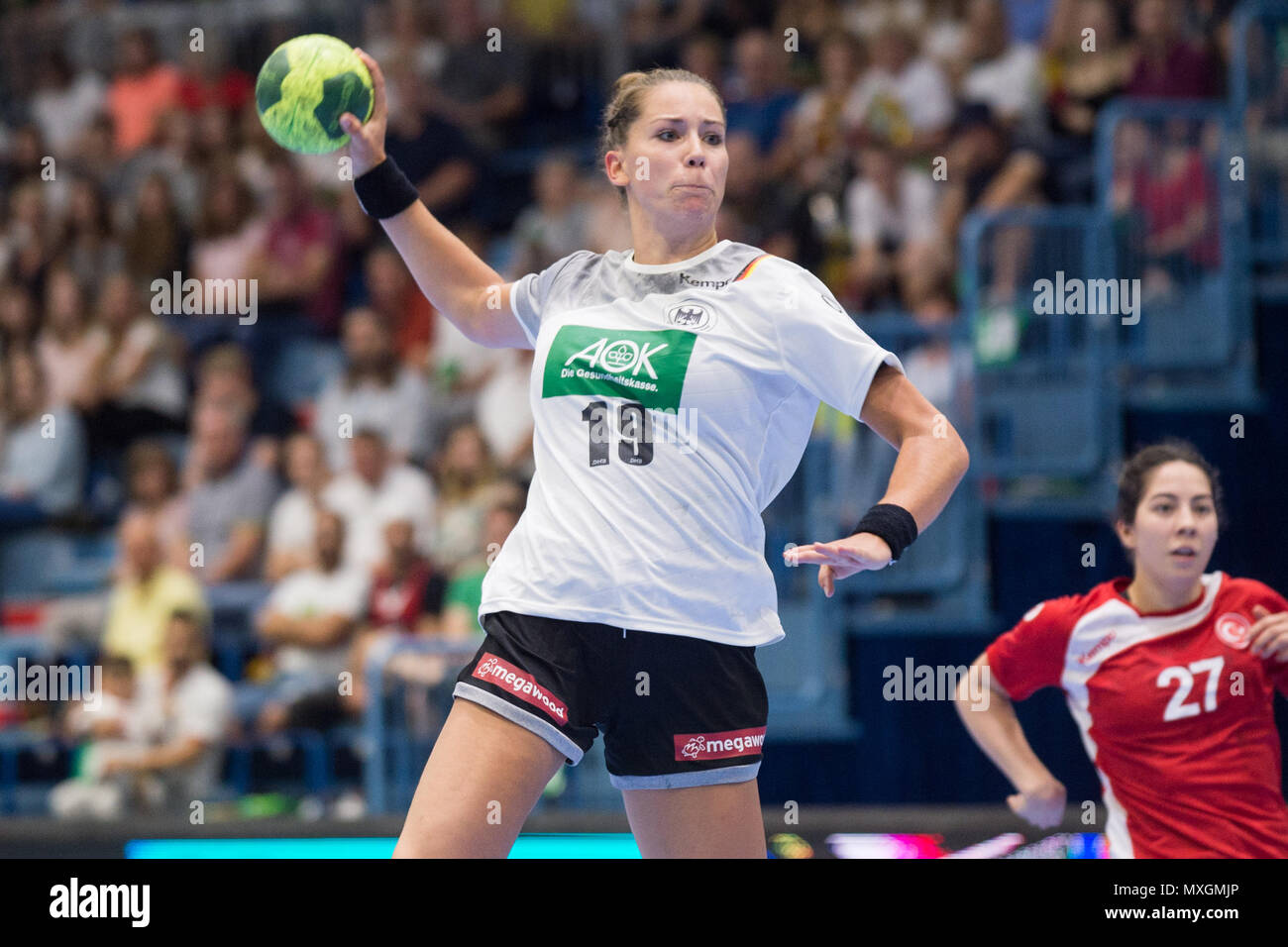 Gummersbach, Deutschland. 02nd June, 2018. Emily BOELK (Bolk, GER), with Ball, Single Action with Ball, Action, Throwing, Throwing, Handball European Championship Qualification of Women, Group 6, Germany (GER) - Turkey (TUR) 40:17, on 02.06.2018 in Gummersbach/Germany. | usage worldwide Credit: dpa/Alamy Live News Stock Photo