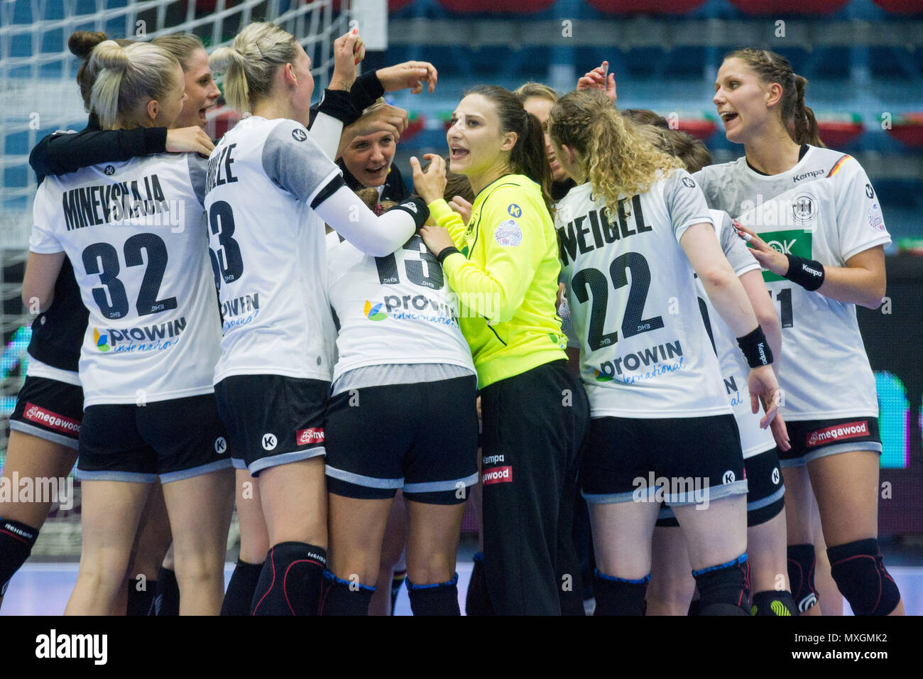 Gummersbach, Deutschland. 02nd June, 2018. The German players are happy about the victory, jubilation, cheering, cheering, joy, cheers, celebrate, final jubilation, half figure, half figure, Handball European Championship Qualification of Women, Group 6, Germany (GER) - Turkey (TUR) 40: 17, on 02.06.2018 in Gummersbach/Germany. | usage worldwide Credit: dpa/Alamy Live News Stock Photo
