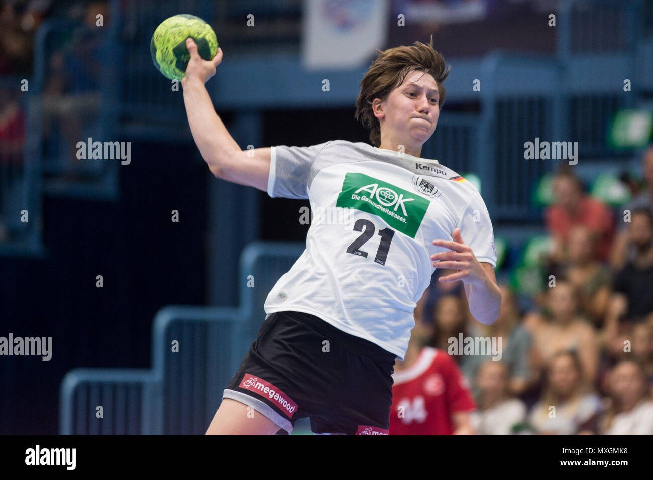 Gummersbach, Deutschland. 02nd June, 2018. Ina GROSSMANN (GER) with Ball, Single Action with Ball, Action, Throws, Throw, Handball European Championship Qualification of Women, Group 6, Germany (GER) - Turkey (TUR) 40:17, on 02.06.2018 in Gummersbach/Germany. | usage worldwide Credit: dpa/Alamy Live News Stock Photo