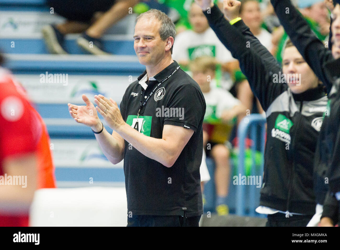 Gummersbach, Deutschland. 02nd June, 2018. Henk GROENER (coach, GER) is happy, cheering, cheering, cheering, joy, cheers, celebrate, applaud, applause, applaud, clapping hands (Hssnde), applause, clap, half figure, half figure, gesture, gesture, handball Women's European Championship Qualification, Group 6, Germany (GER) - Turkey (TUR) 40:17, on 02.06.2018 in Gummersbach/Germany. | usage worldwide Credit: dpa/Alamy Live News Stock Photo