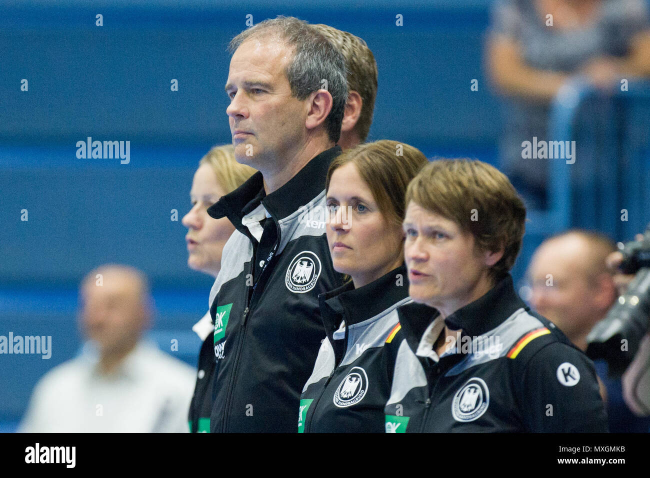 Gummersbach, Deutschland. 03rd June, 2018. Henk GROENER (left, coach, GER), Angelika STEEGER-ADAMS (mi., Co-coach, GER), Heike HORSTMANN (co-coach, GER), half-length portrait, national anthem, women's handball European Championship qualification, group 6, Germany (GER) - Turkey (TUR) 40:17, on 02.06.2018 in Gummersbach/Germany. | usage worldwide Credit: dpa/Alamy Live News Stock Photo