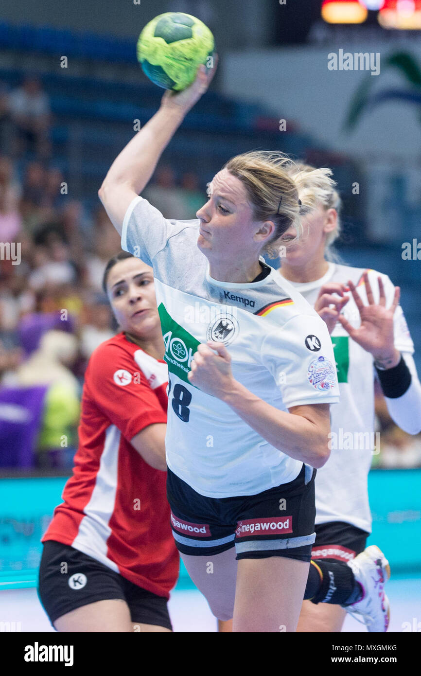 Gummersbach, Deutschland. 03rd June, 2018. Franziska MUELLER (Mssller, GER), with ball, single action with ball, action, half figure, half figure, throw, throwing, throwing, upright, handball Women's European Championship Qualification, Group 6, Germany (GER) - Turkey (TUR) 40 : 17, on 02.06.2018 in Gummersbach/Germany. | usage worldwide Credit: dpa/Alamy Live News Stock Photo