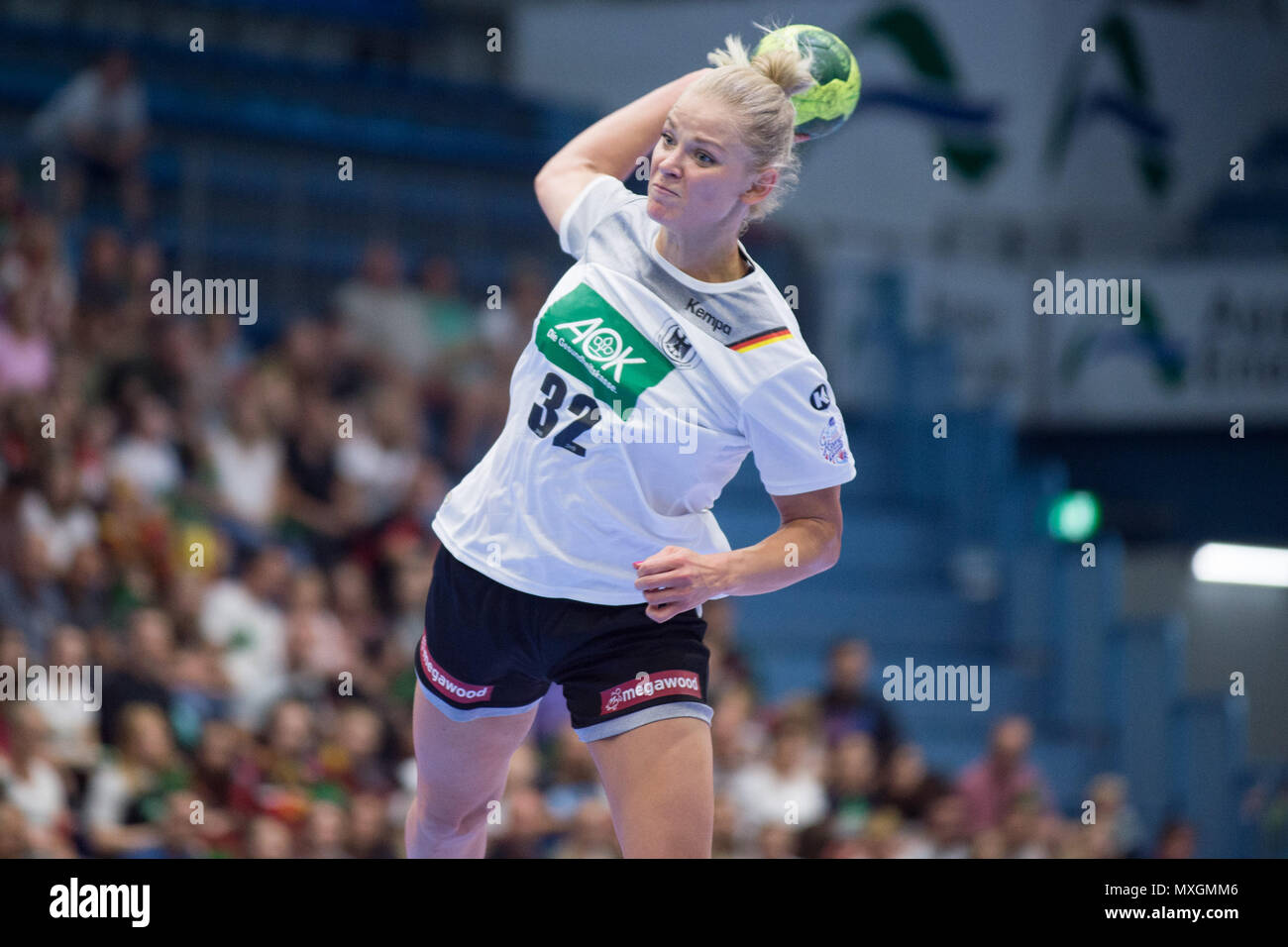 Gummersbach, Deutschland. 03rd June, 2018. Ewgenija MINEVSKAJA (GER), with Ball, Single Action with Ball, Action, Throwing, Throwing, Throws, Half Figure, Half Figure, Women's Handball European Championship Qualification, Group 6, Germany (GER) - Turkey (TUR) 40:17, am 02.06.2018 in Gummersbach/Germany. | usage worldwide Credit: dpa/Alamy Live News Stock Photo